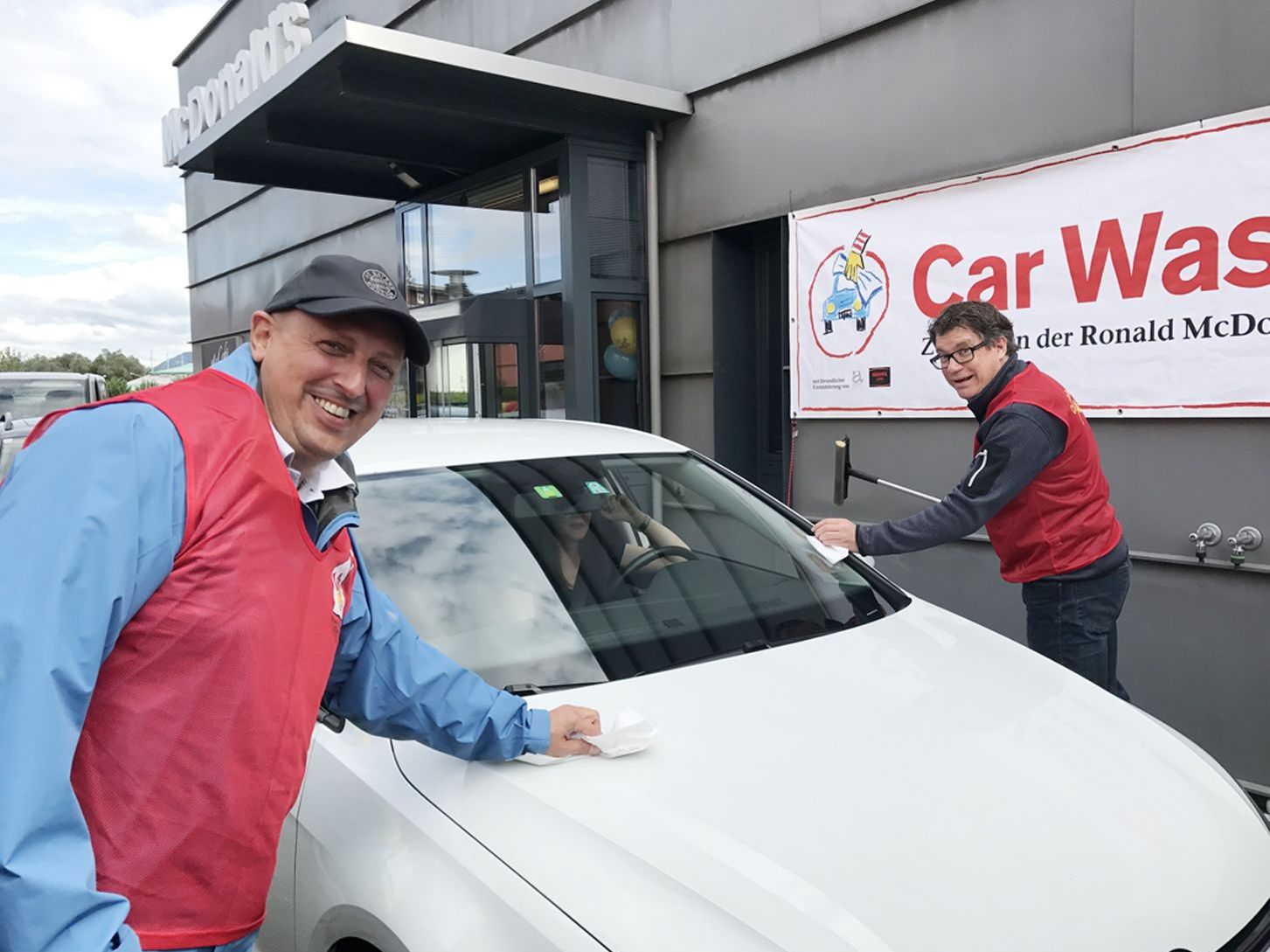 Dietmar Eisenhofer (Freihof) und Dieter Heidegger (MShh) betätigten sich als fleißige Fensterputzer . Dietmar Eisenhofer (Freihof) und Dieter Heidegger (MShh) betätigten sich als fleißige Fensterputzer .