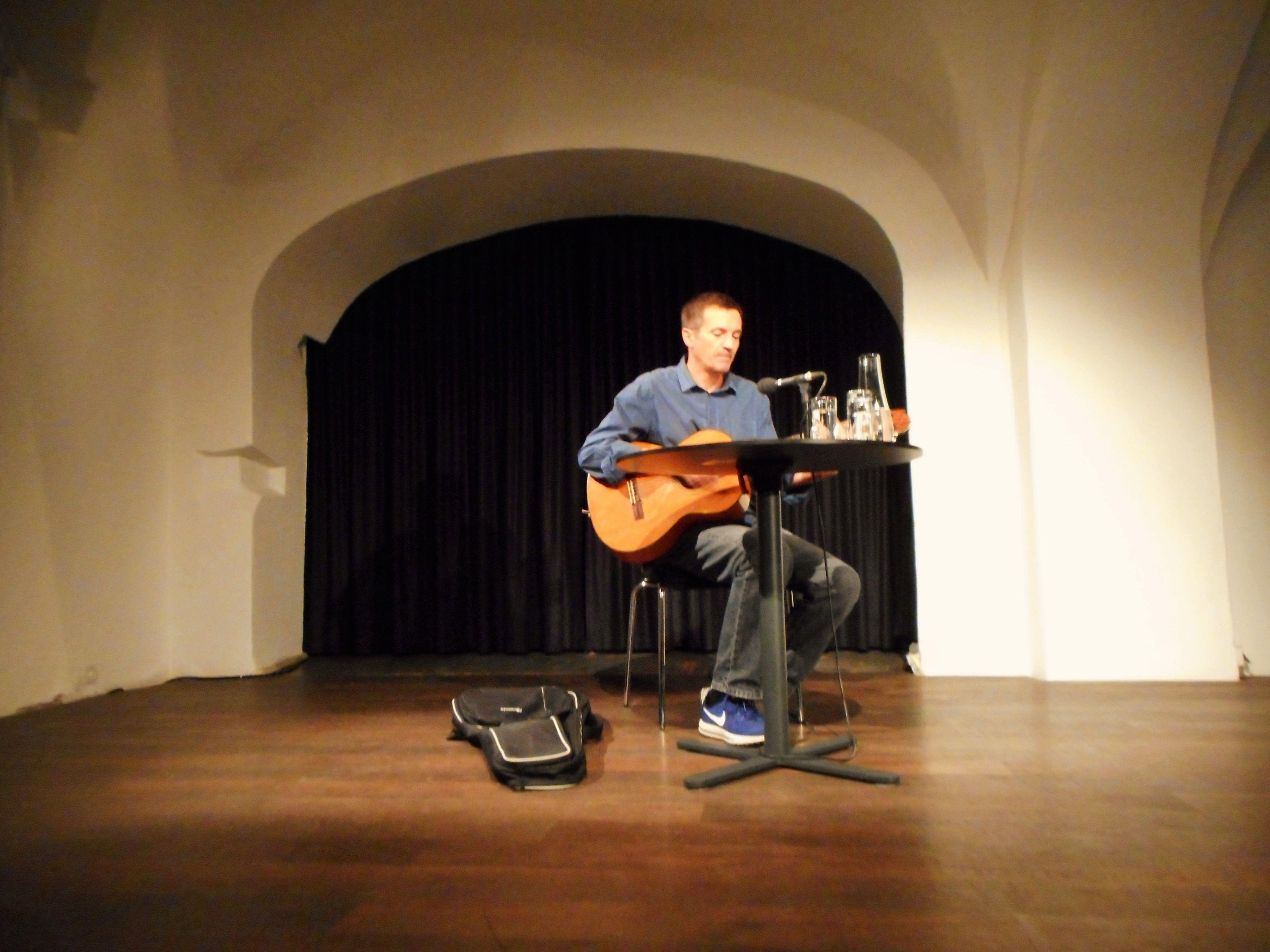 Vielseitig talentiert: Christian Futscher las aus seinem neuen Buch und sang eigene Lieder.