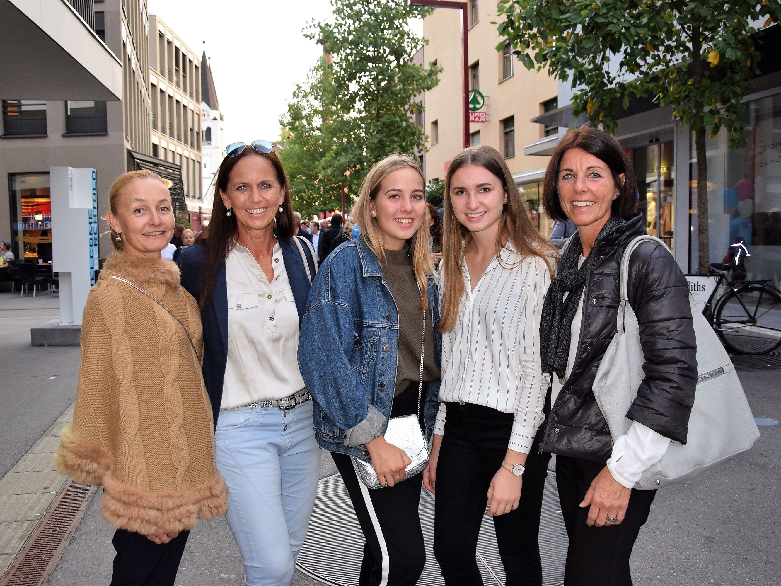 Genossen die Götzner Modenacht: v.l. Mischi, Christine, Melanie, Nina und Renate Genossen die Götzner Modenacht: v.l. Mischi, Christine, Melanie, Nina und Renate