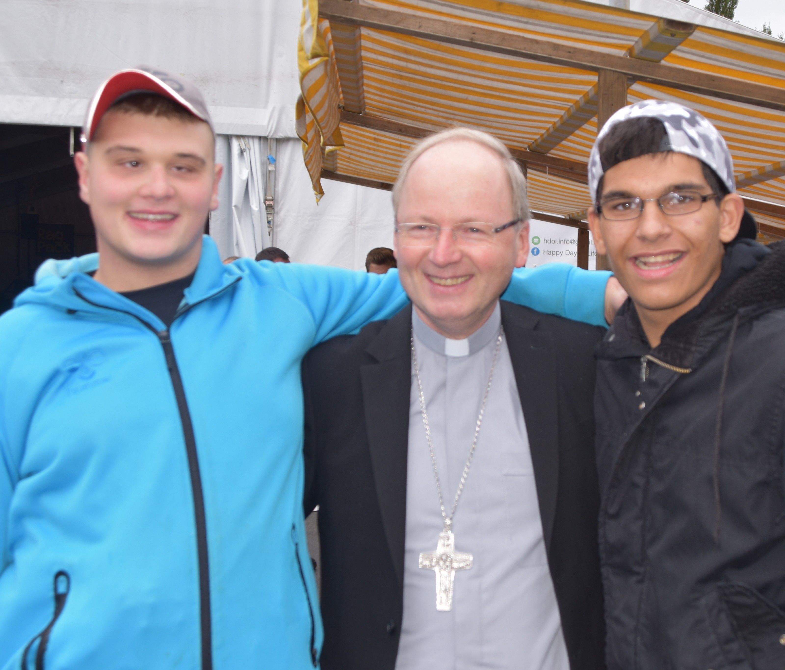 Fabian Winkler und Andre Matt freuen sich Bischof Bruno Elbs, der sie vor 2 Jahren gefirmt hat, wieder zu treffen. Fabian Winkler und Andre Matt freuen sich Bischof Bruno Elbs, der sie vor 2 Jahren gefirmt hat, wieder zu treffen.