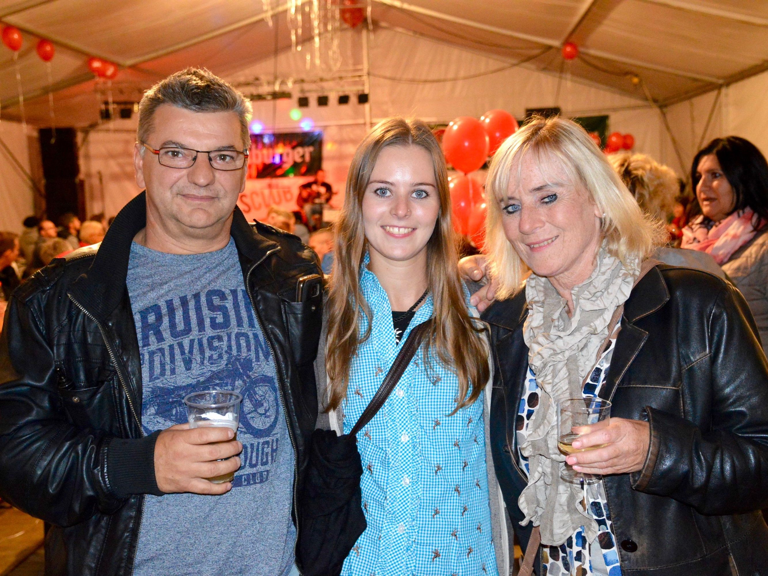 Edi und Judith Allinger drücken ihrer Tochter Natalie Buda für das Schulprojekt fest die Daumen. Edi und Judith Allinger drücken ihrer Tochter Natalie Buda für das Schulprojekt fest die Daumen.