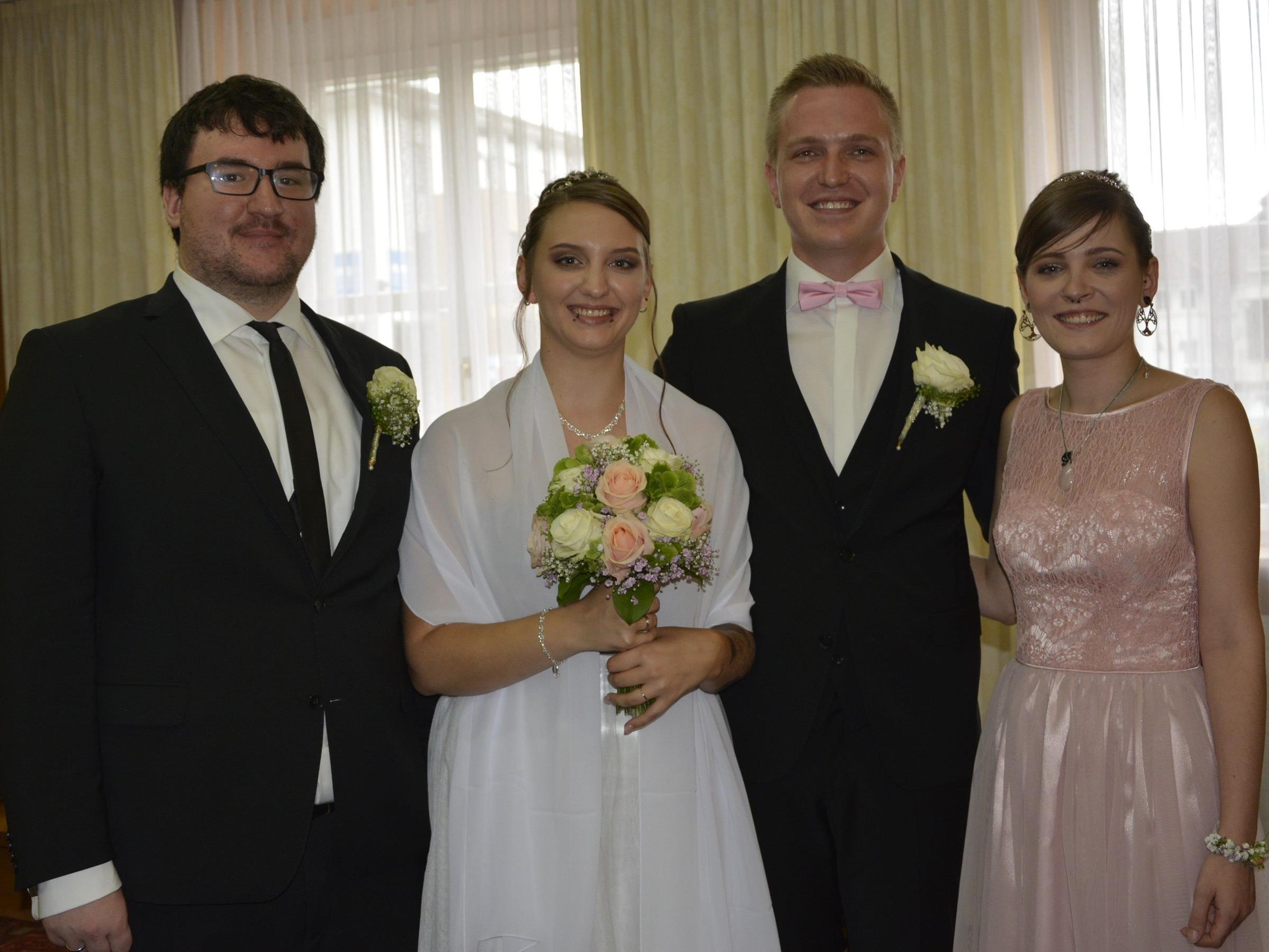 Das Brautpaar mit den Trauzeugen bei der standesamtlichen Hochzeit in Dornbirn.