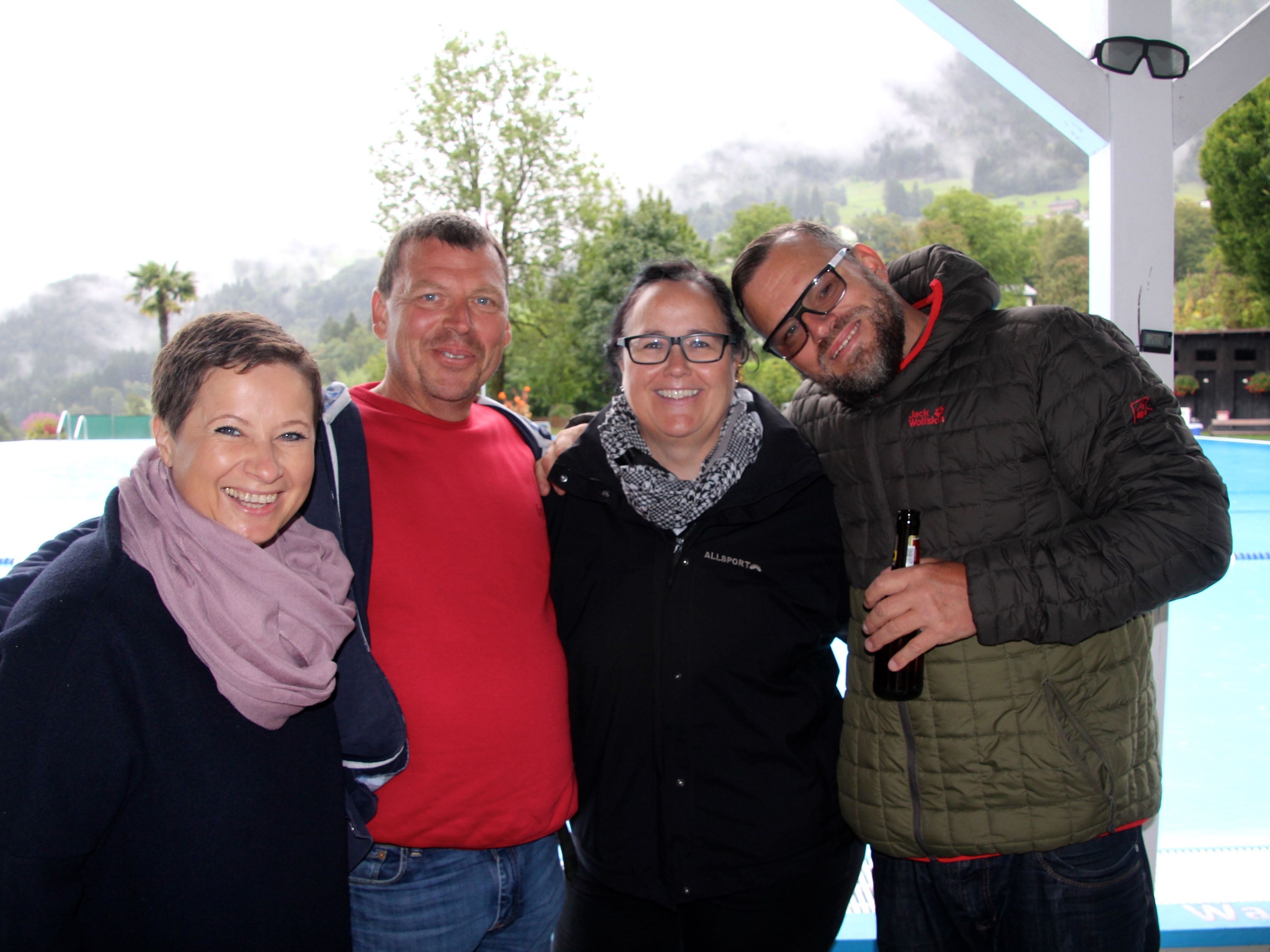 Gute Laune trotz schlechtem Wetter: Barbara, Bademeister Helmut, Hebamme Daniela und Frank.