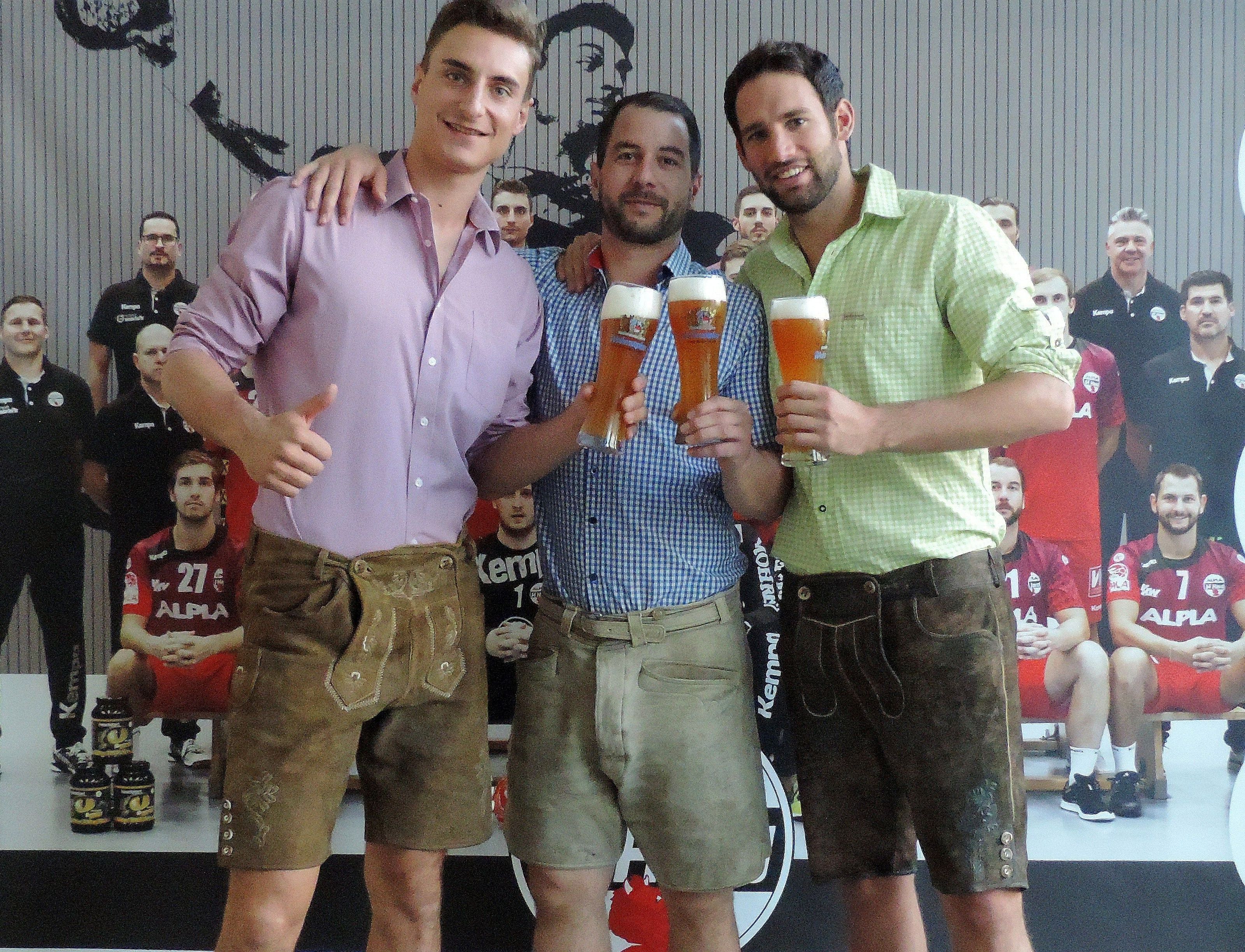 Lukas Herburger, Michael Knauth und Dominik Schmid im zünftigem Oktoberfest-Outfit. Lukas Herburger, Michael Knauth und Dominik Schmid im zünftigem Oktoberfest-Outfit.