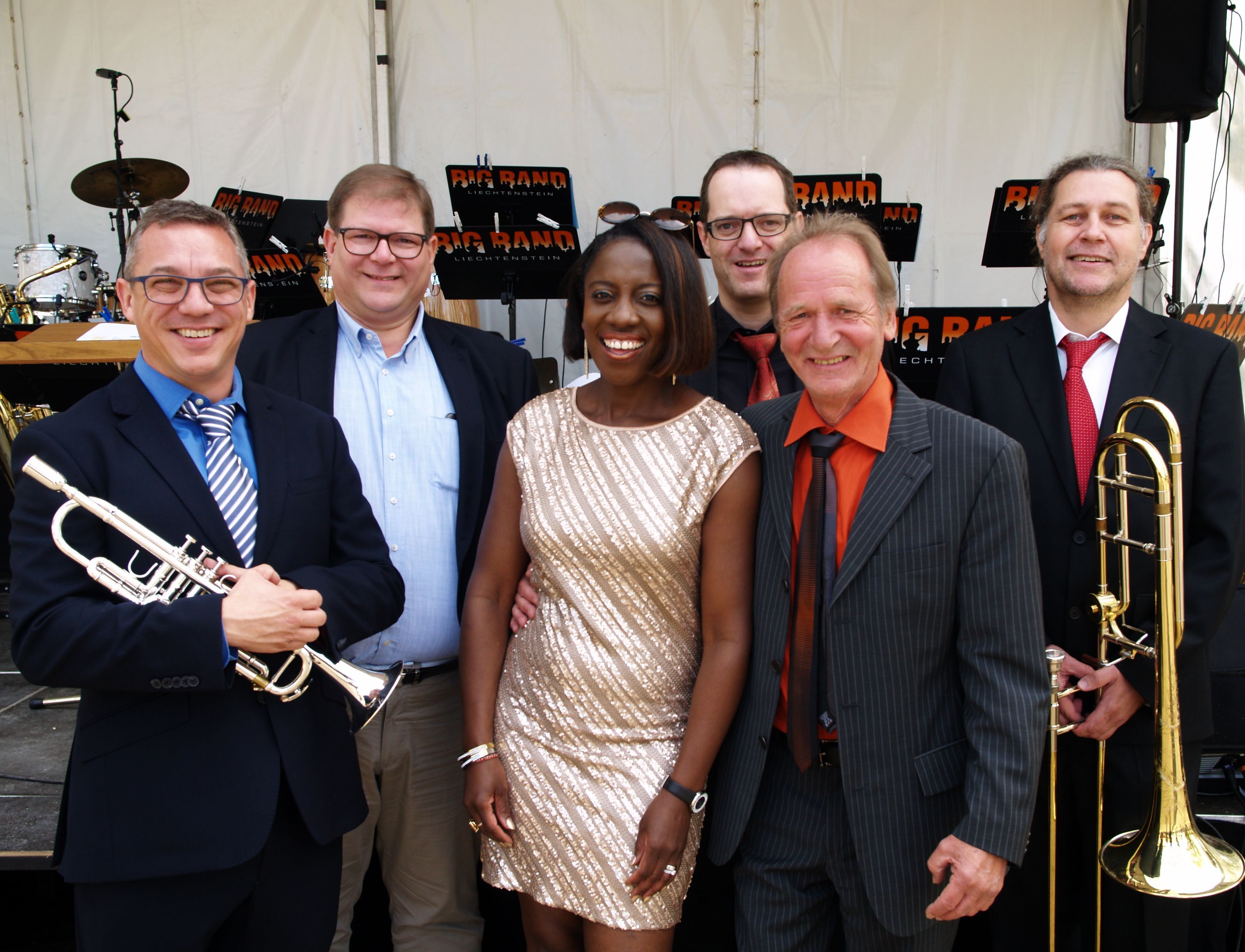 Big Band Leader Benno Marxer (2.v.re) mit Sängerin Alexia Gardner, Stadtrat Arno Gächter und einigen Musikern der Big Band Liechtenstein Big Band Leader Benno Marxer (2.v.re) mit Sängerin Alexia Gardner, Stadtrat Arno Gächter und einigen Musikern der Big Band Liechtenstein