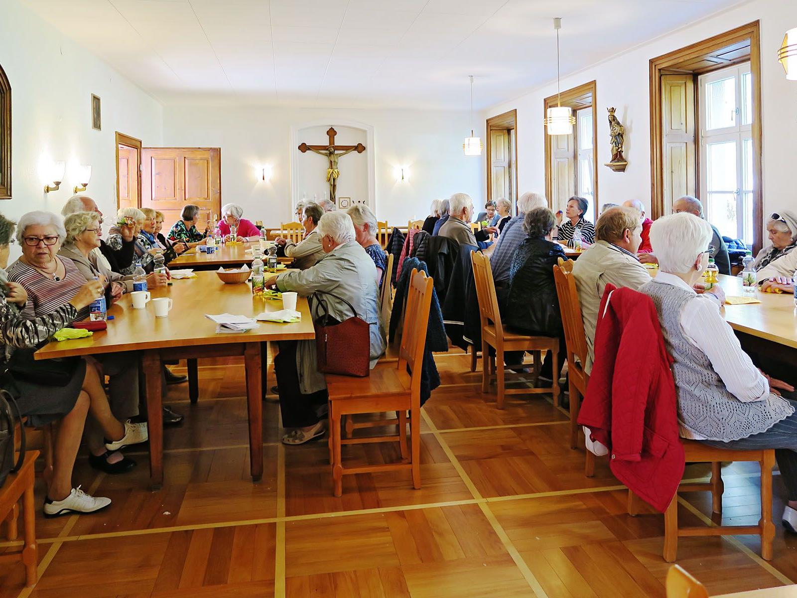 Viele Mitglieder des Seniorenbundes erlebten einen angenehmen Nachmittag im Franziskanerkloster.