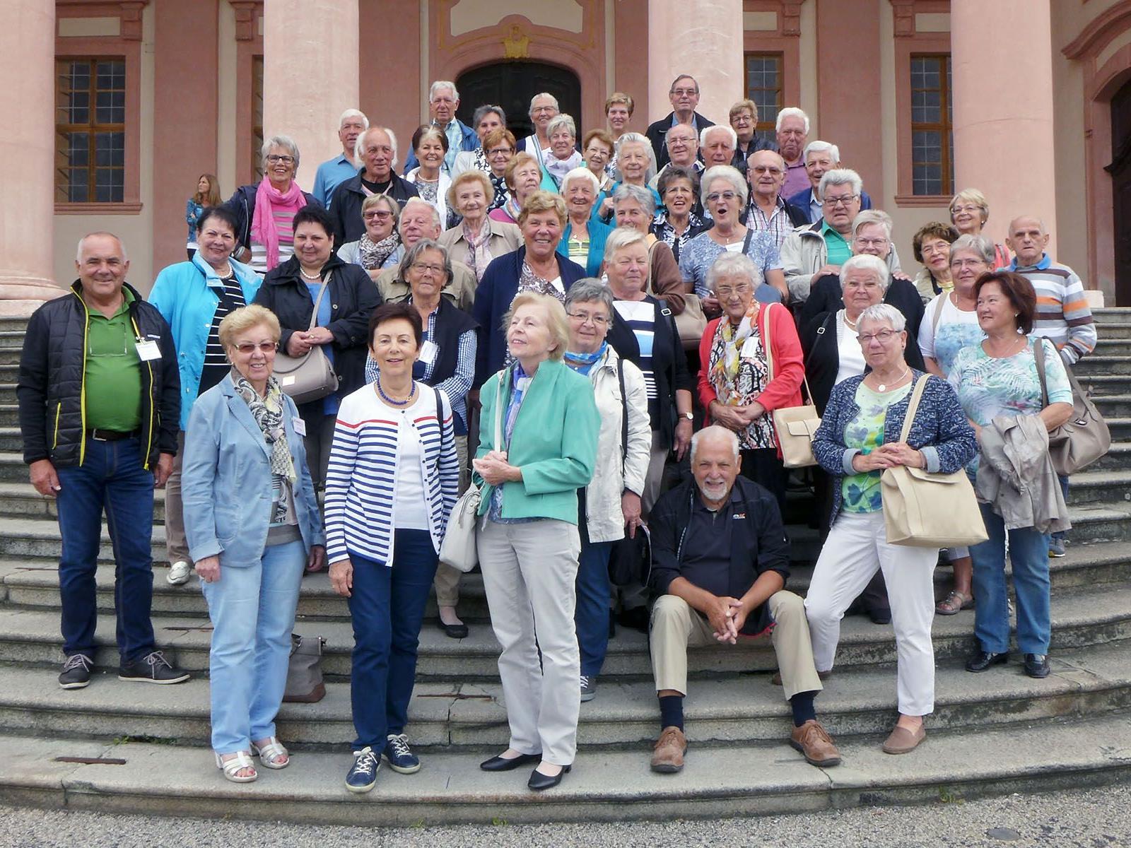 Die Dornbirner Seniorenbund - Gruppe auf den Stufen des Benediktinerstiftes Göttweig.