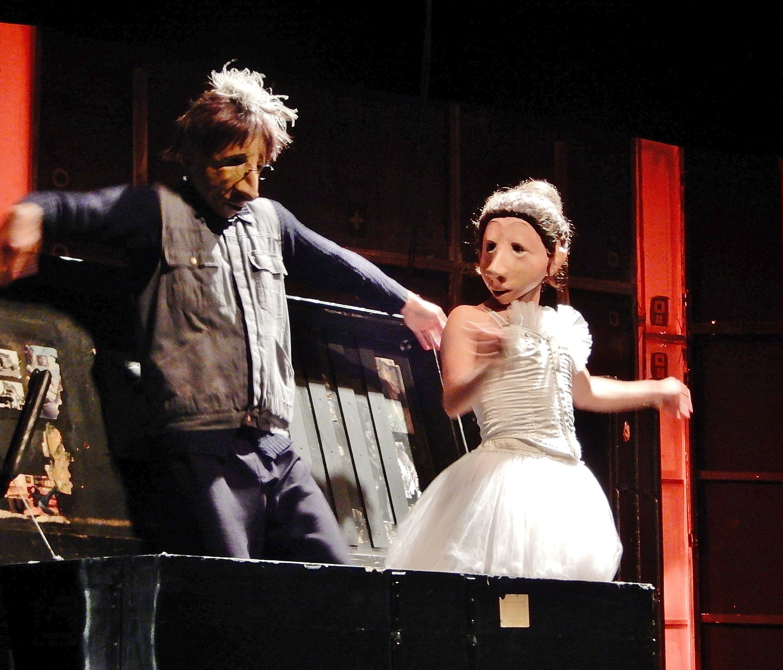 Die Familie Flöz und ihre ausdrucksstarken Masken begeisterten auch bei ihrem dritten Gastspiel im Freudenhaus das Publikum. Die Familie Flöz und ihre ausdrucksstarken Masken begeisterten auch bei ihrem dritten Gastspiel im Freudenhaus das Publikum.