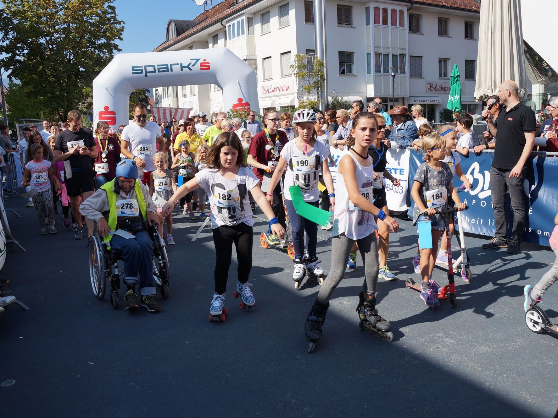„Mitanand" beim Stundenlauf Runden sammeln und feiern. „Mitanand" beim Stundenlauf Runden sammeln und feiern.