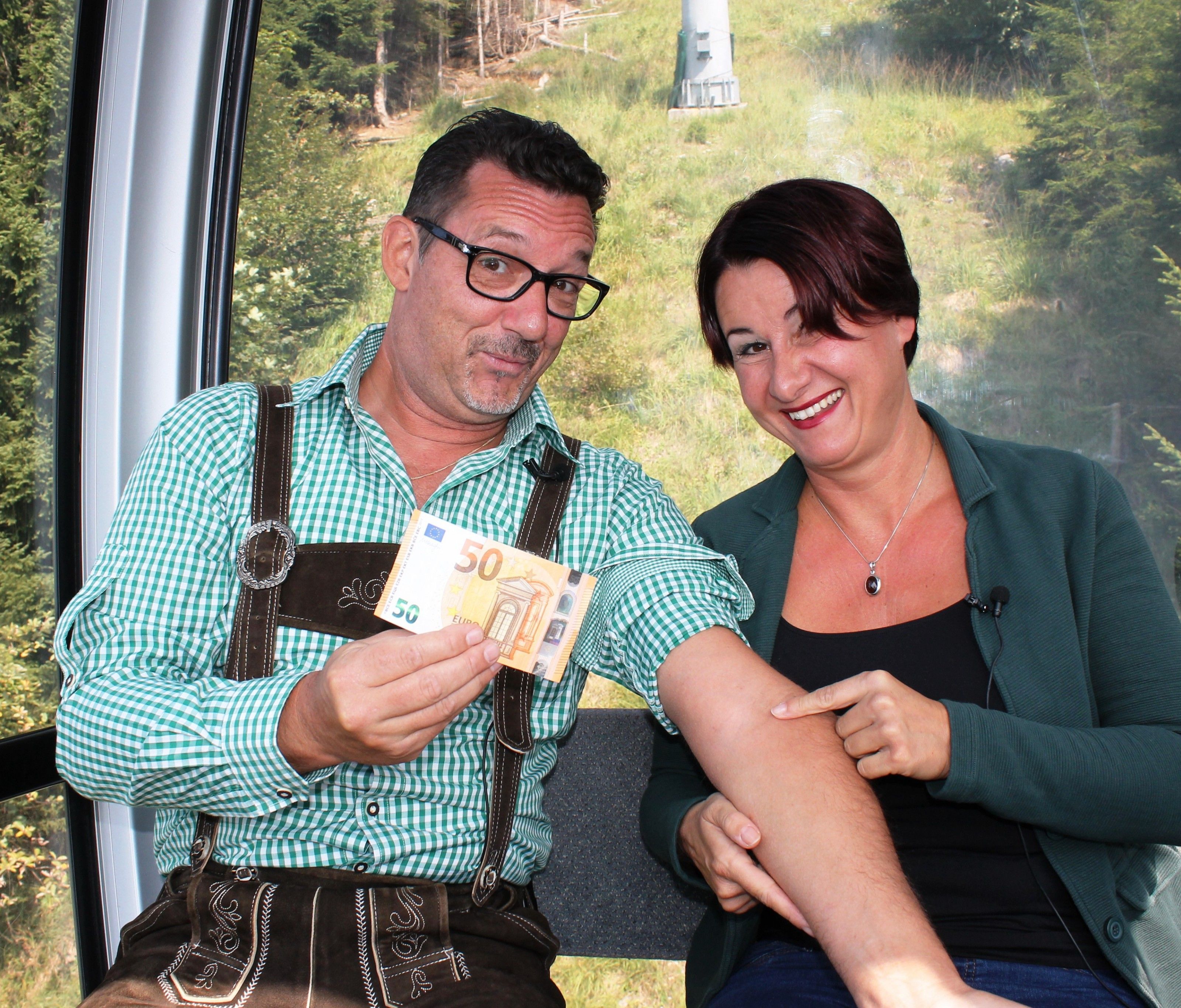 Für nur 50 Euro und einem kleinen Piekser kann Leben gerettet werden - Us dr Gondl Moderator Andreas Seeburger mit Geben für Leben Obfrau Susanne Marosch Für nur 50 Euro und einem kleinen Piekser kann Leben gerettet werden - Us dr Gondl Moderator Andreas Seeburger mit Geben für Leben Obfrau Susanne Marosch