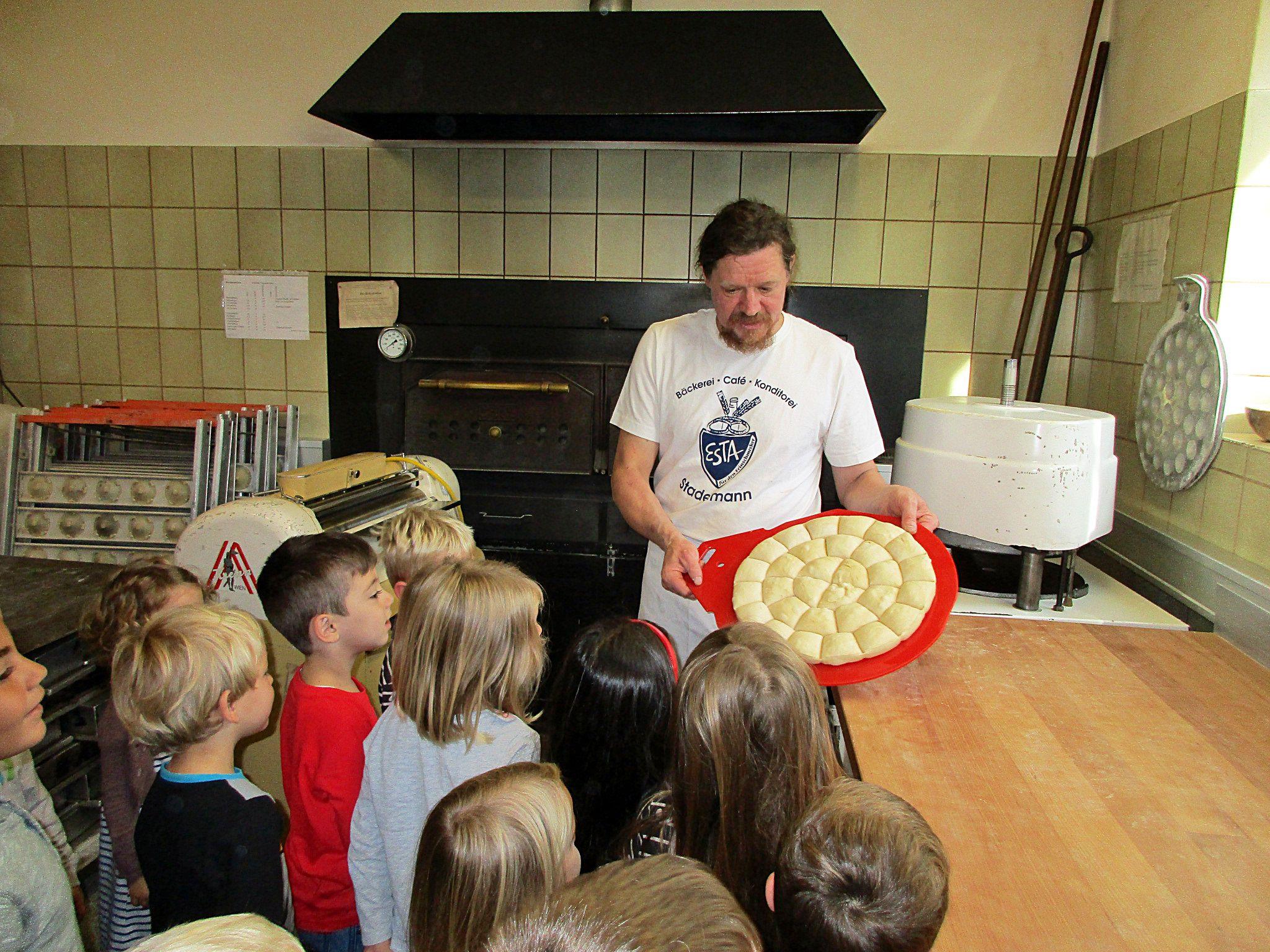 Von Chef Markus Stadelmann erfuhren die Kinder alles rund um den Bäckerberuf.