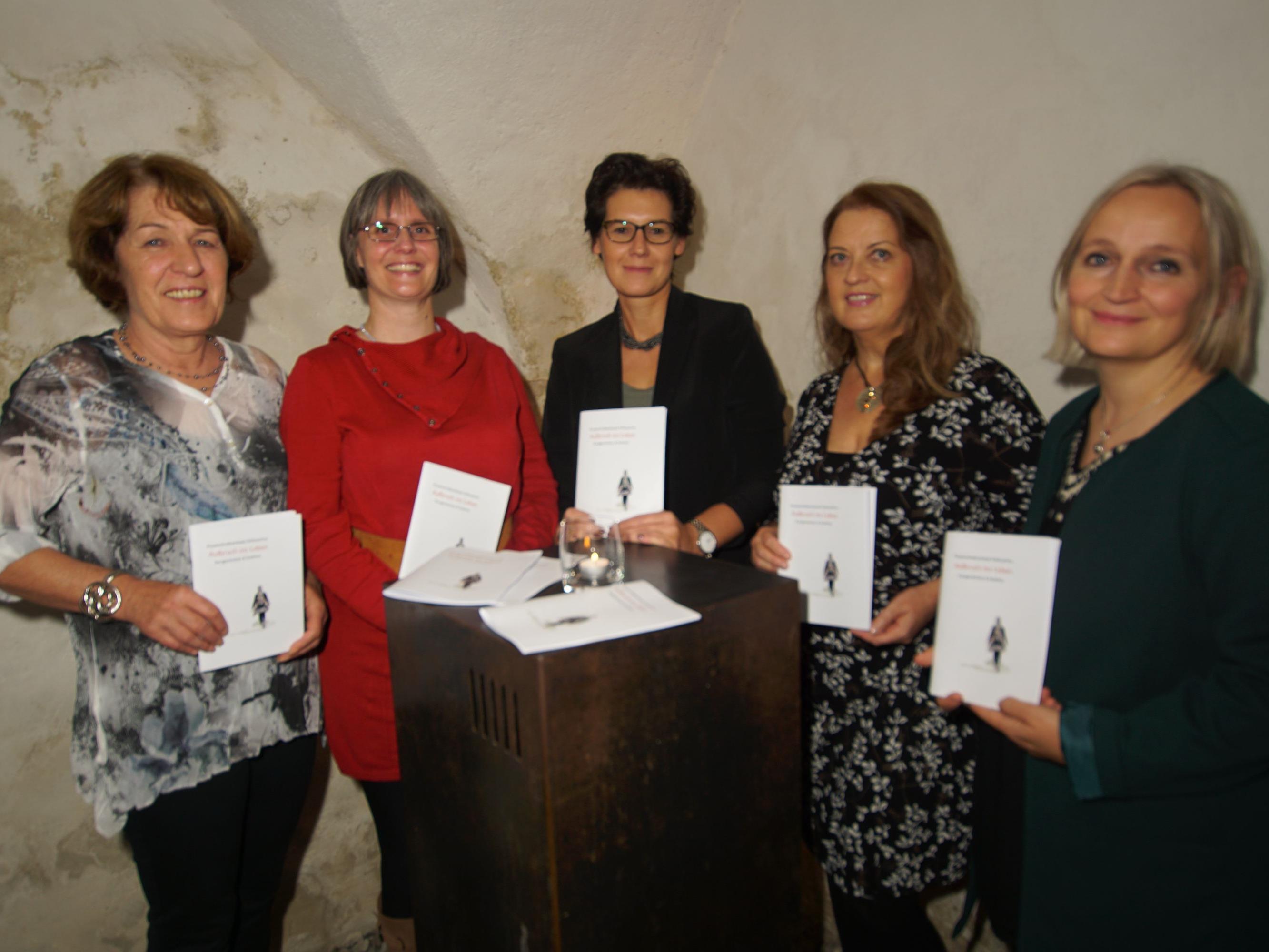 Die Autorinnen Monika Jäger, Pascale Dietrich, Claudia Kramlik, Ursula Flajs und Brigitte Breuss (v.l.), nicht auf dem Bild ist Silvia Wastian.