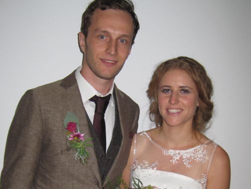 Das frisch vermählte Hochzeitspaar Julia und Johannes. Das frisch vermählte Hochzeitspaar Julia und Johannes.