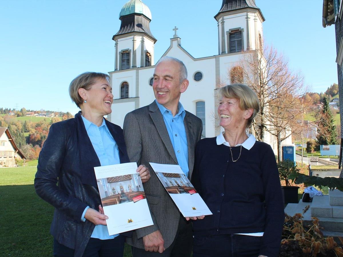 Birgit Giselbrecht-Plankel, Pfarrer Paul Burtscher und Veronika Traber bemühen sich um den Erhalt wertvoller Kirchenschätze.