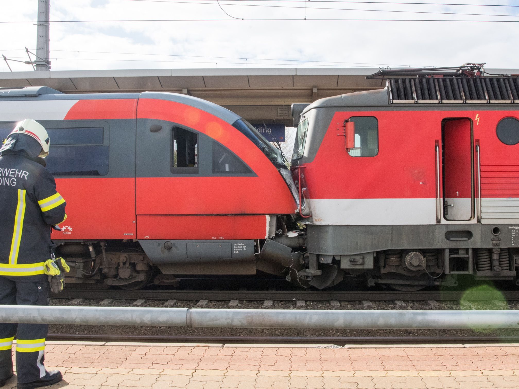 Zwei Züge kollidierten in Oberösterreich Zwei Züge kollidierten in Oberösterreich