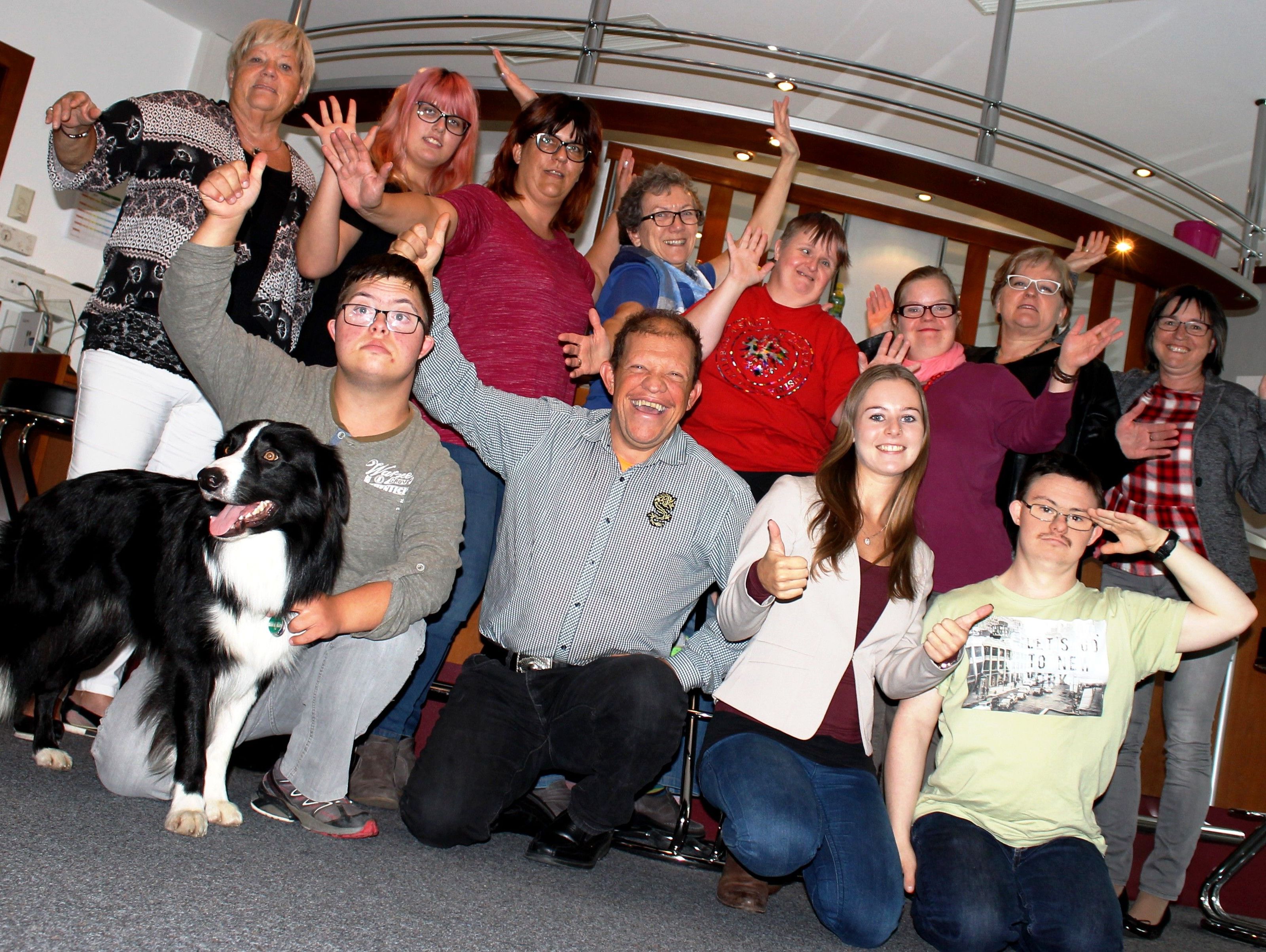 Natalie Buda (2.v.re. vorne) mit ihren Bühnenakteuren und Familienmitgliedern bei der ersten Besprechung zu ihrer Projektabschlussarbeit "nobody is perfect" Natalie Buda (2.v.re. vorne) mit ihren Bühnenakteuren und Familienmitgliedern bei der ersten Besprechung zu ihrer Projektabschlussarbeit "nobody is perfect"