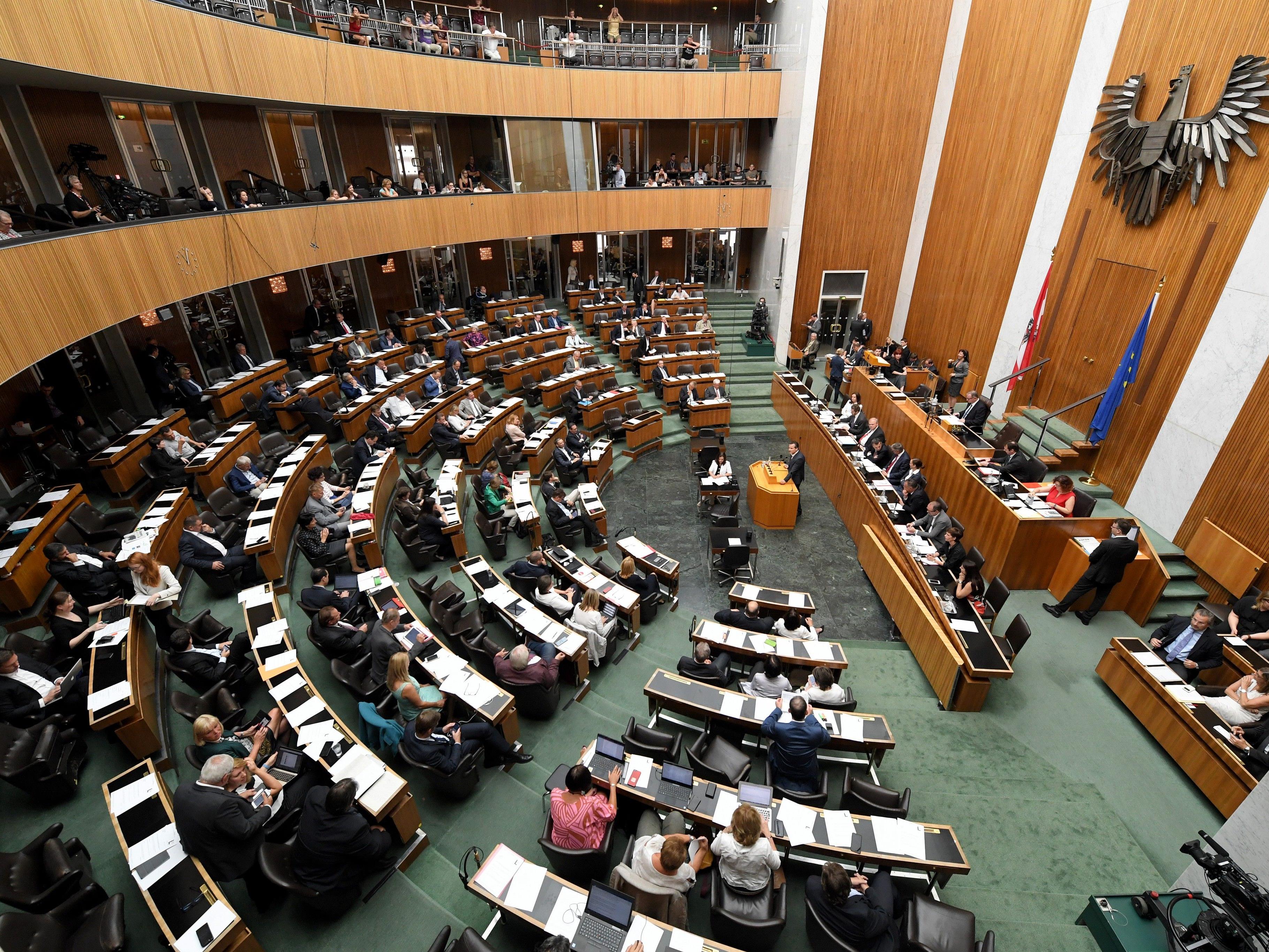 Blick in den Plenarsaal im Rahmen einer Sitzung des Nationalrates.