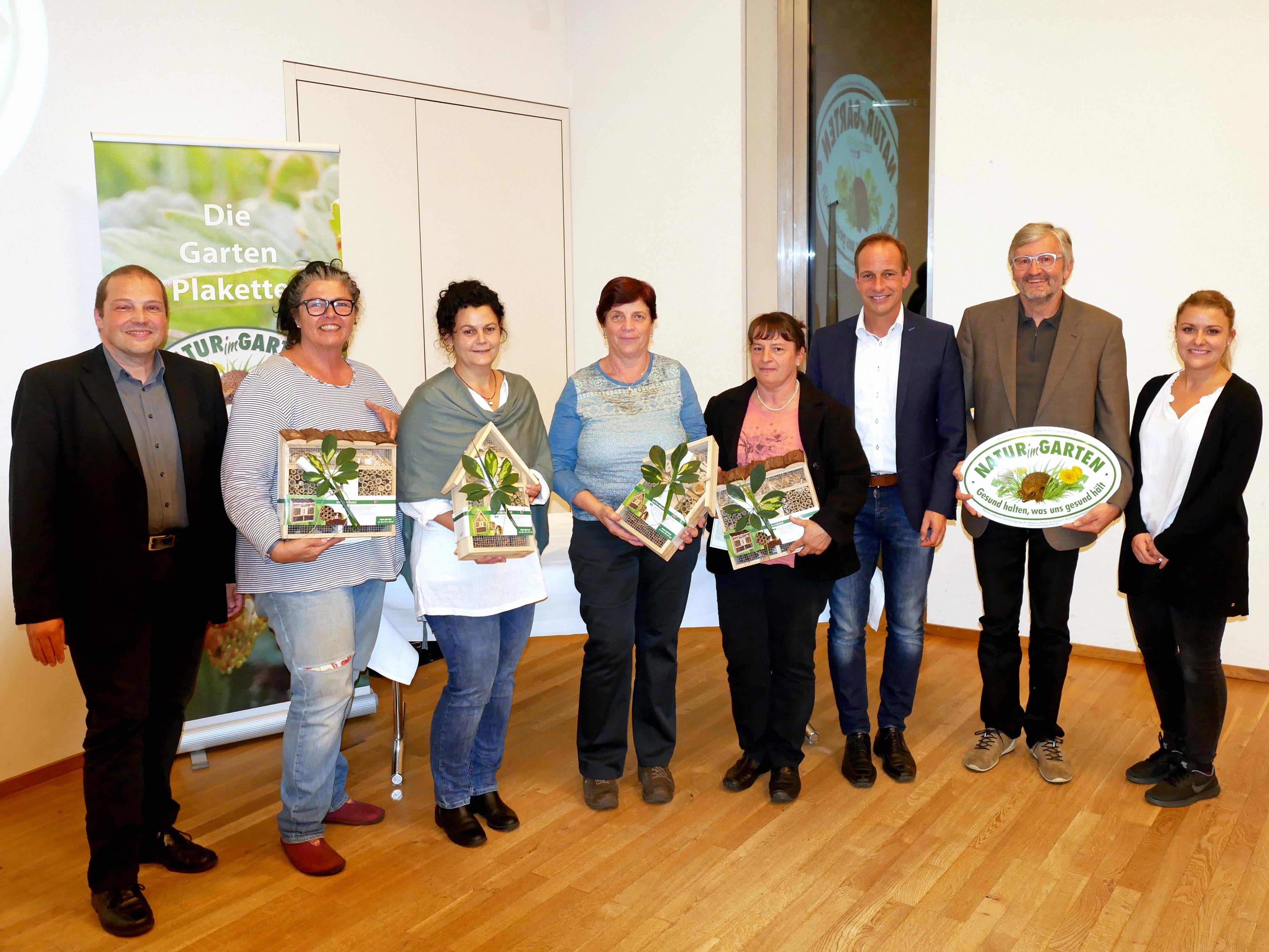 v. r. Umweltreferentin Saskia Amann, BSc, Dkfm. Roland Mangold, Bürgermeister Dieter Egger und StR. Günter Mathis (l.) mit den geehrten Plakettenbesitzerinnen.
