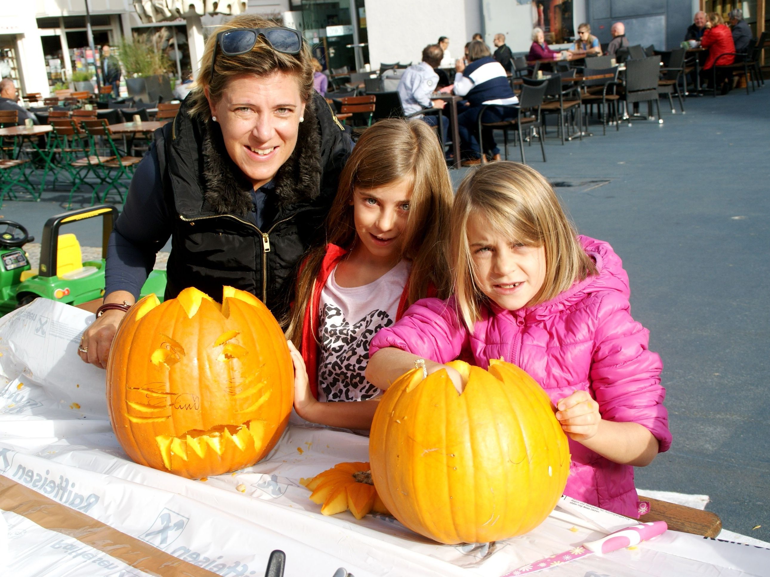 Nicole, Victoria und Aurelia machten mit beim Kürbisschnitzen. Nicole, Victoria und Aurelia machten mit beim Kürbisschnitzen.
