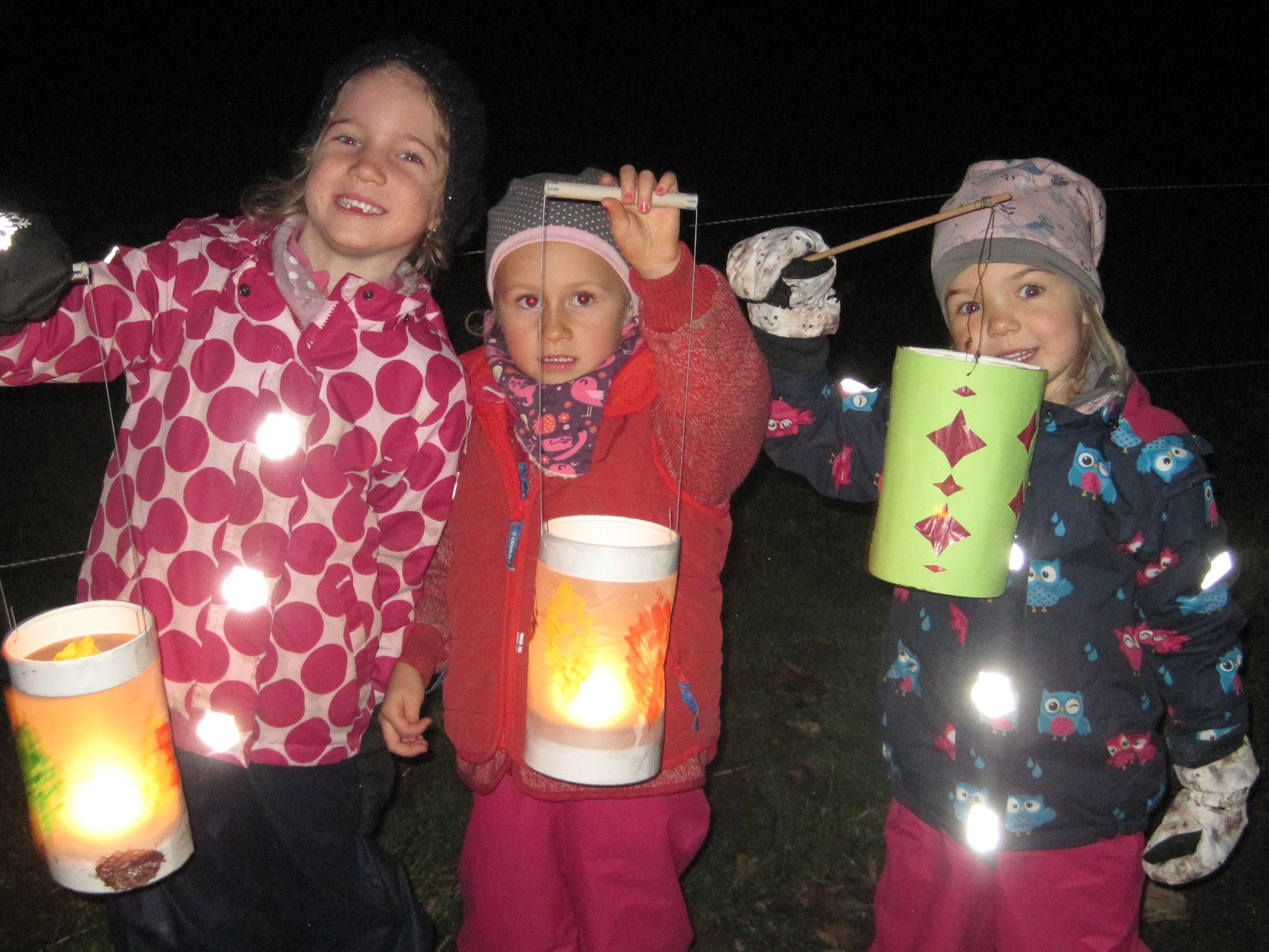 Valentina, Ina und Federica waren mit Feuereifer dabei, als zur Martinsfeier ihre Laternen zum Leuchten gebracht wurden