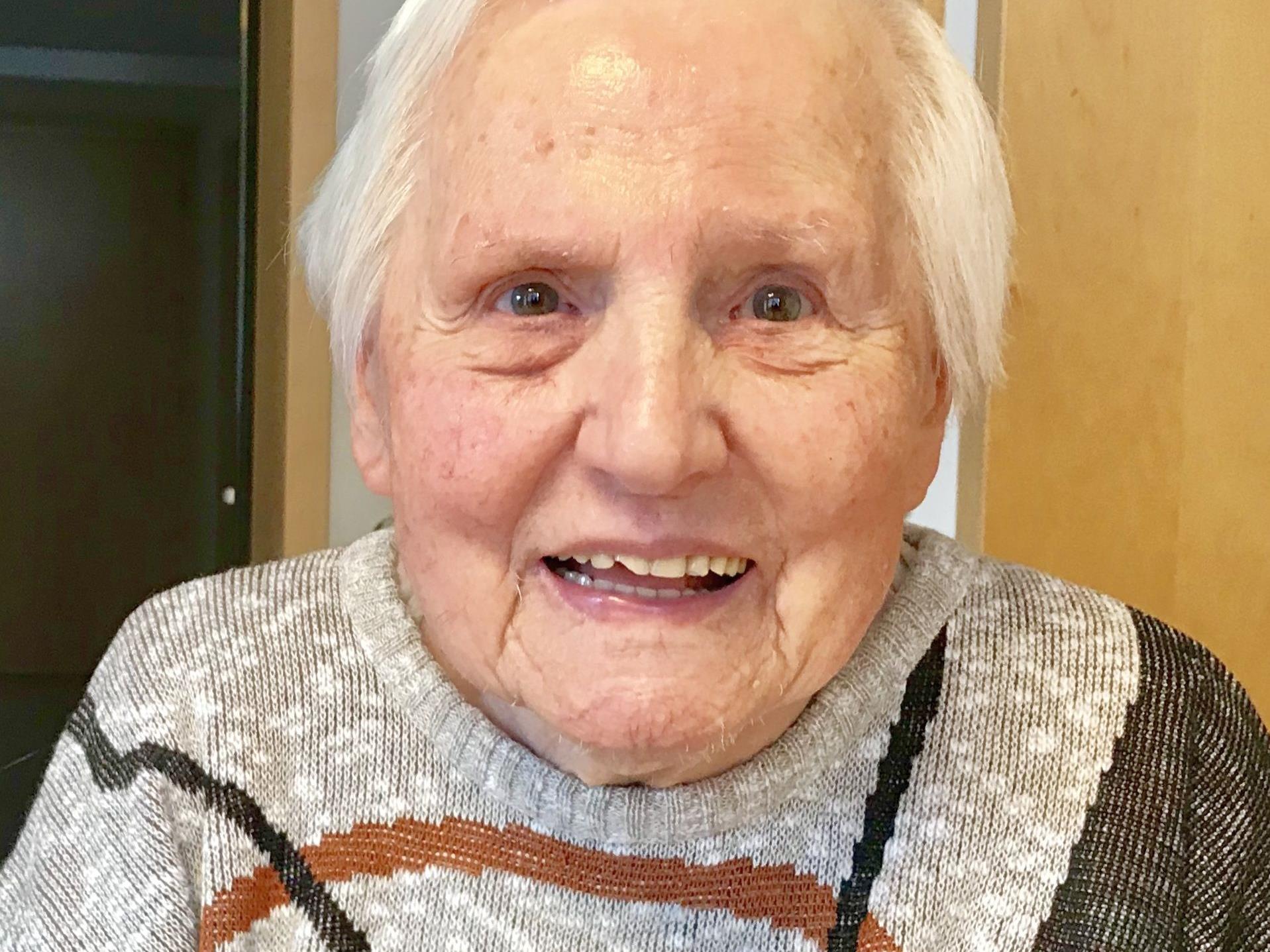 Frau Gertrude Benauer freut sich des Lebens, trotz Einschränkungen des Alters.