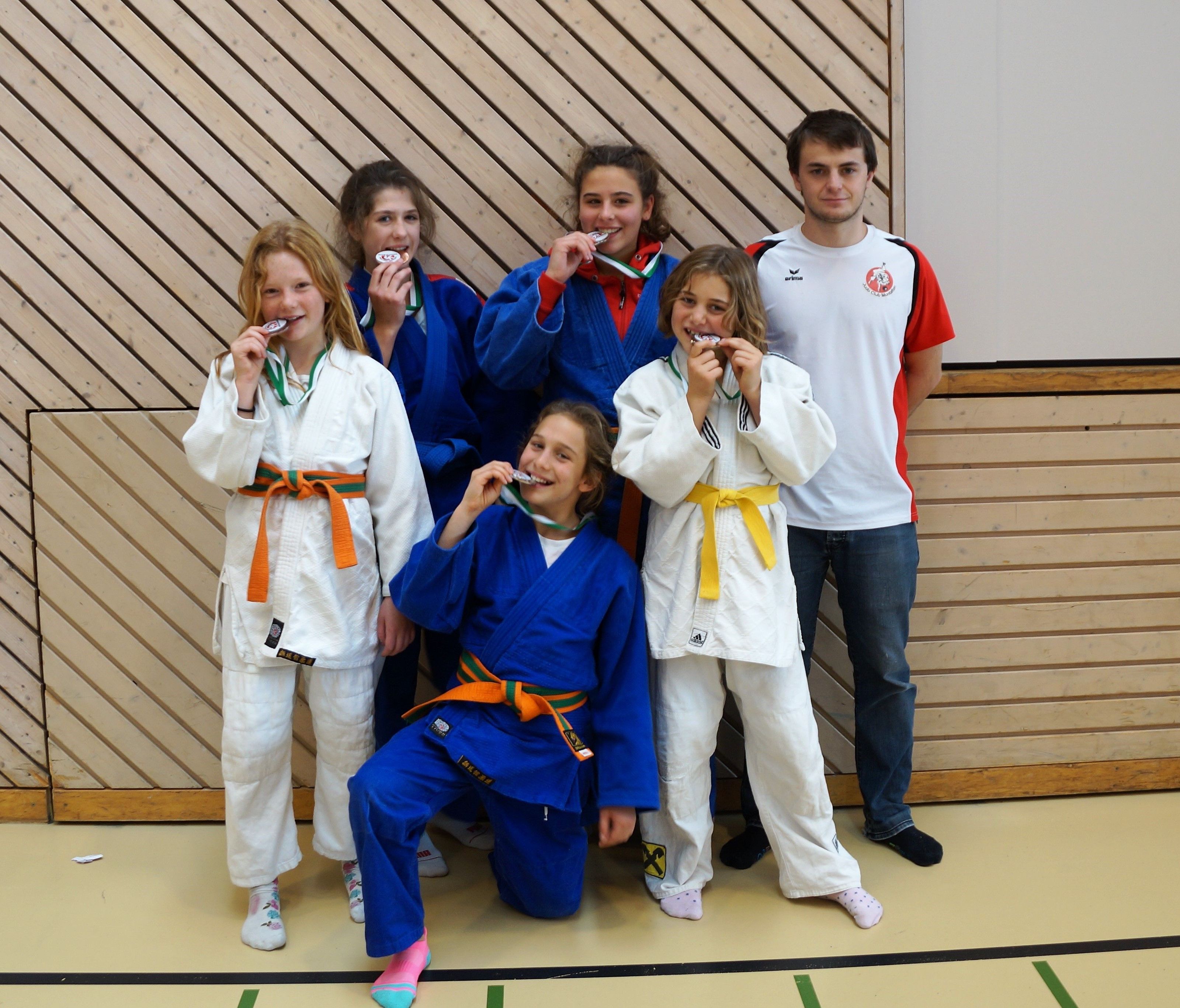 Die fünf Judo Kämpferinnen mit ihrem Trainer Andreas Sauerwein Die fünf Judo Kämpferinnen mit ihrem Trainer Andreas Sauerwein