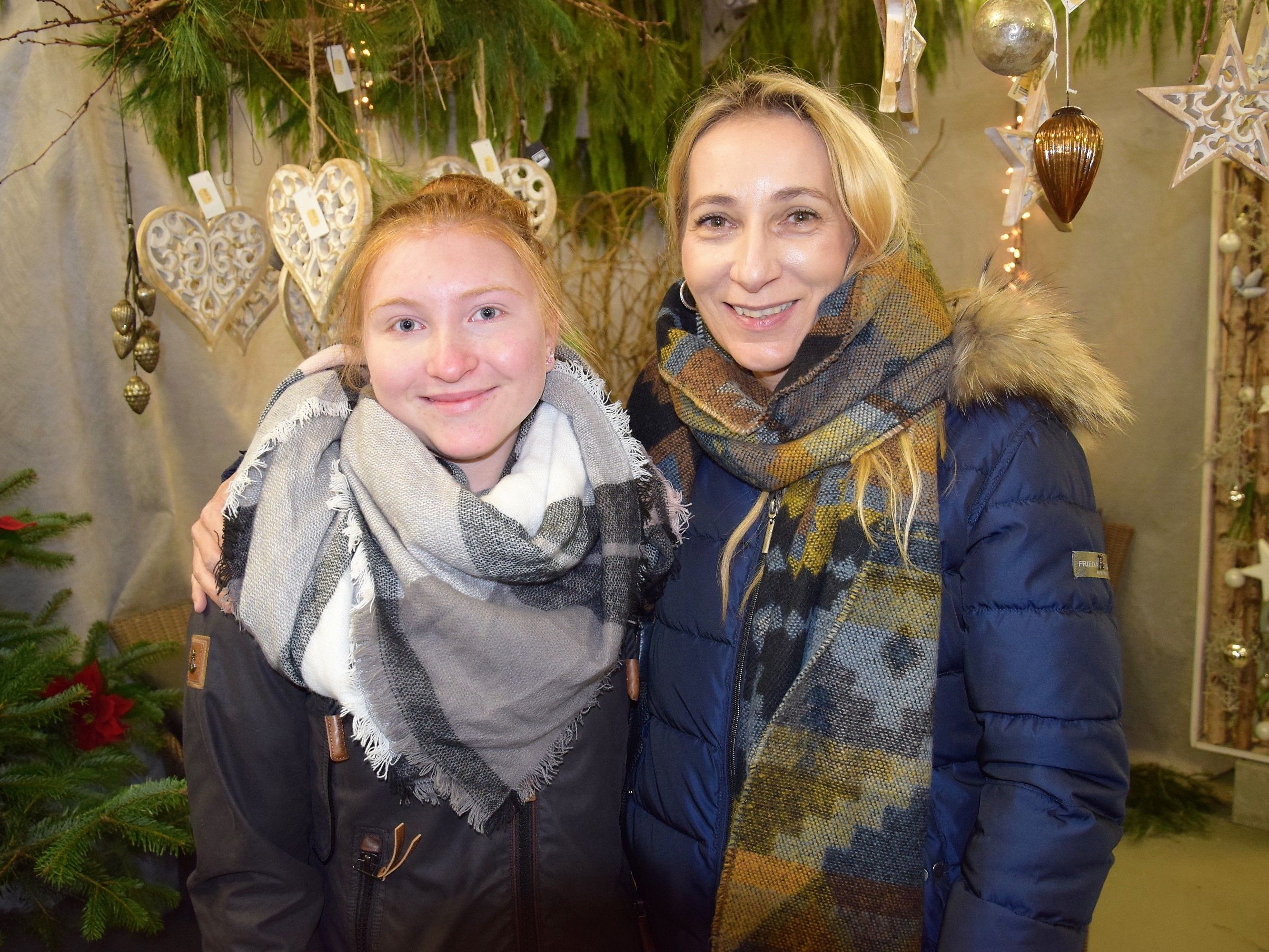 Auch Alisha und Janine bewunderten die Adventausstellung bei Rosen Waibel Auch Alisha und Janine bewunderten die Adventausstellung bei Rosen Waibel