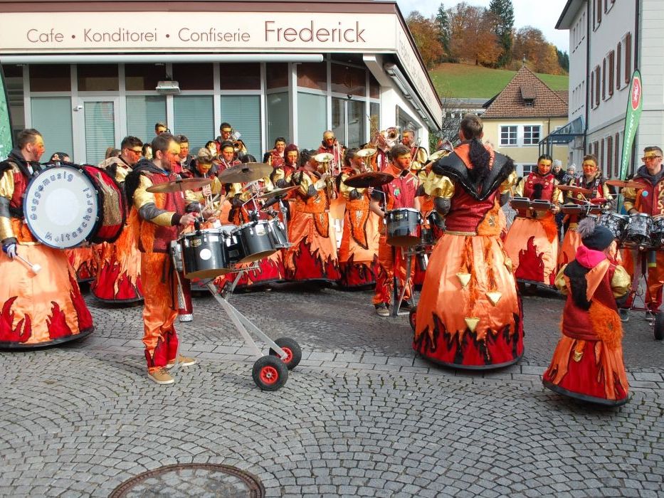 Pünktlich um 11.11. Uhr wurde die fünfte Jahreszeit am Schrunser Kirchplatz mit schrägen Tönen und lauten Klängen der Moltaschorri begrüßt. Pünktlich um 11.11. Uhr wurde die fünfte Jahreszeit am Schrunser Kirchplatz mit schrägen Tönen und lauten Klängen der Moltaschorri begrüßt.