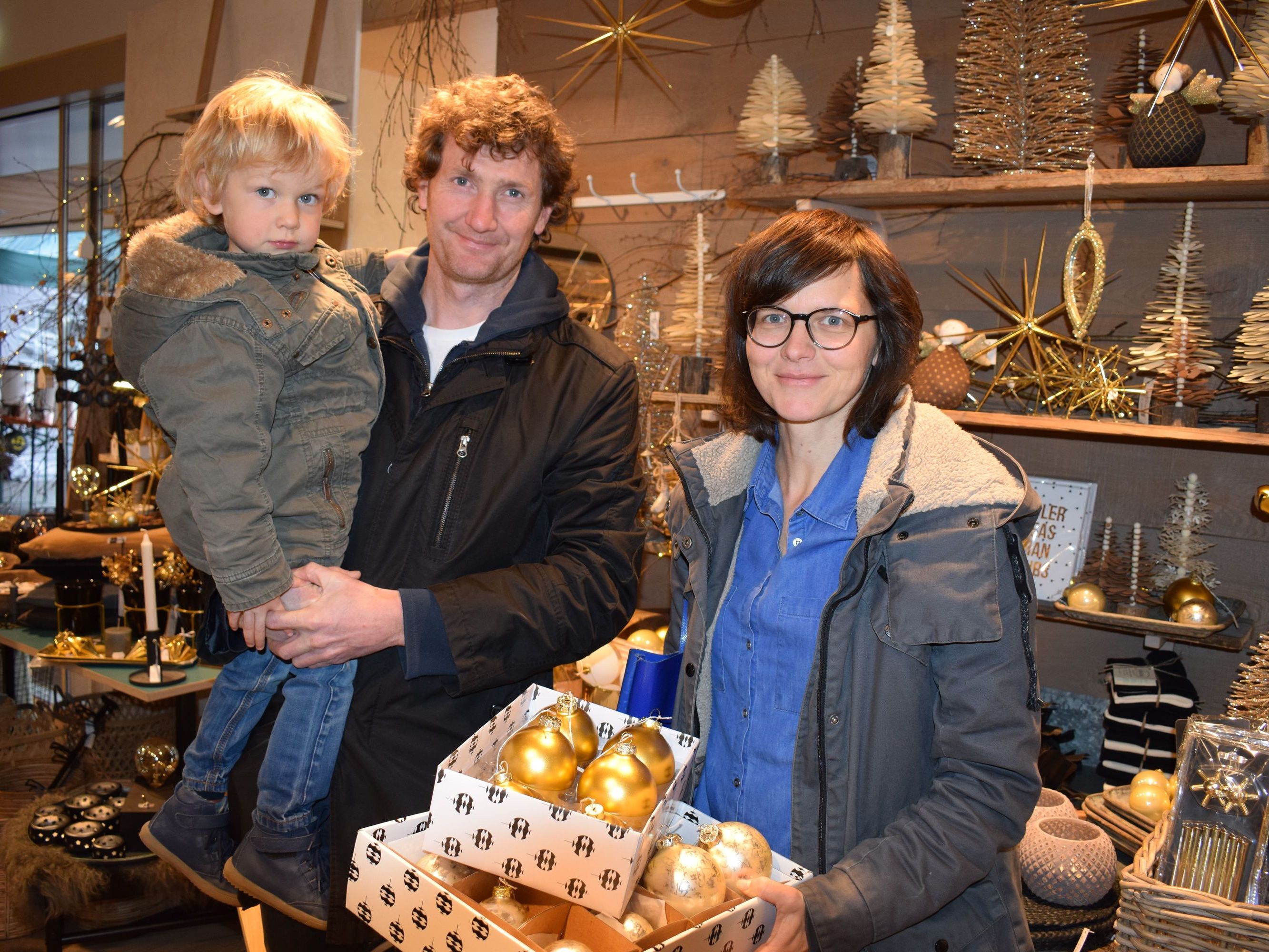 Arno und Claudia Geiger mit Laurenz ließen sich vom Angebot inspirieren.   