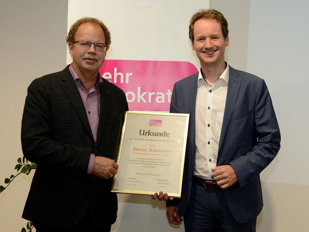 Professor David Stadelmann übergab die Anerkennungsurkunde an Bgm. Florian Kasseroler.