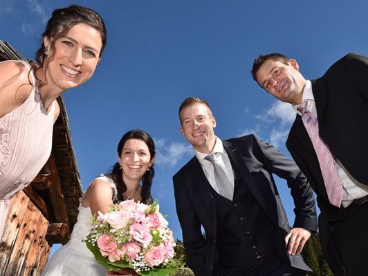 Das frisch vermählte Ehepaar Annette und Alexander mit den Trauzeugen. Das frisch vermählte Ehepaar Annette und Alexander mit den Trauzeugen.