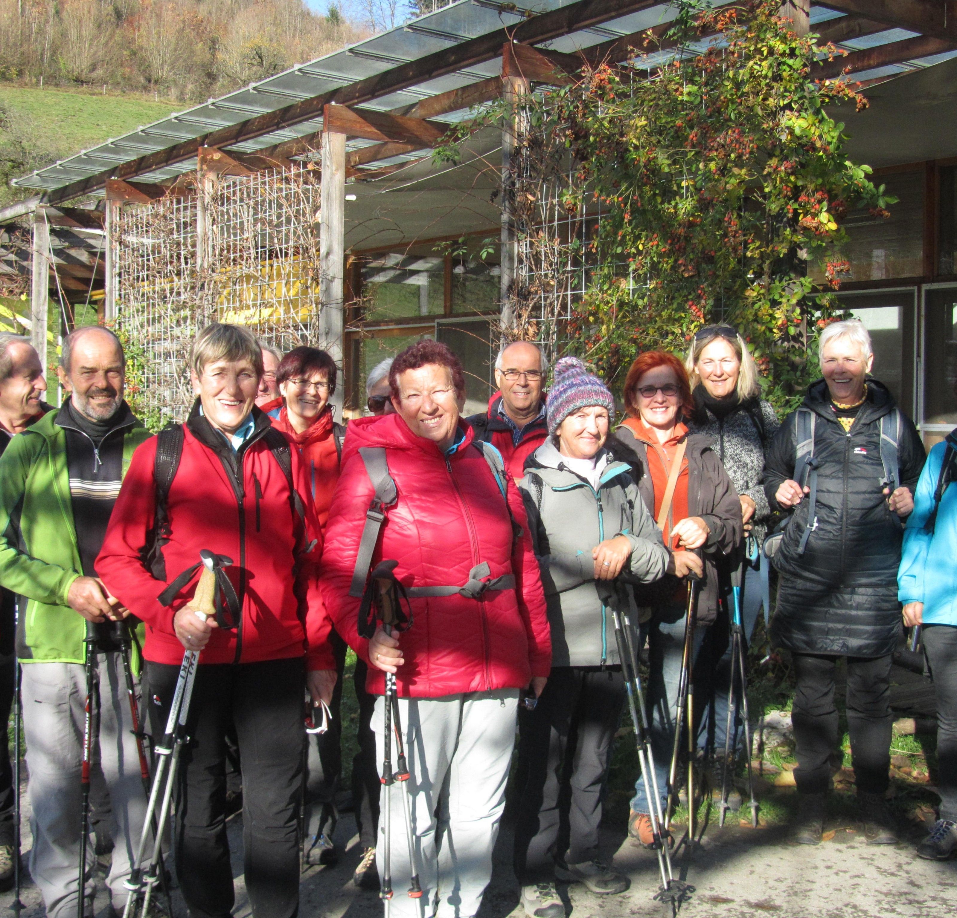 Wandergruppe des Radteam per pedales auf Besuch im "Sunnahof" in Tufers Wandergruppe des Radteam per pedales auf Besuch im "Sunnahof" in Tufers