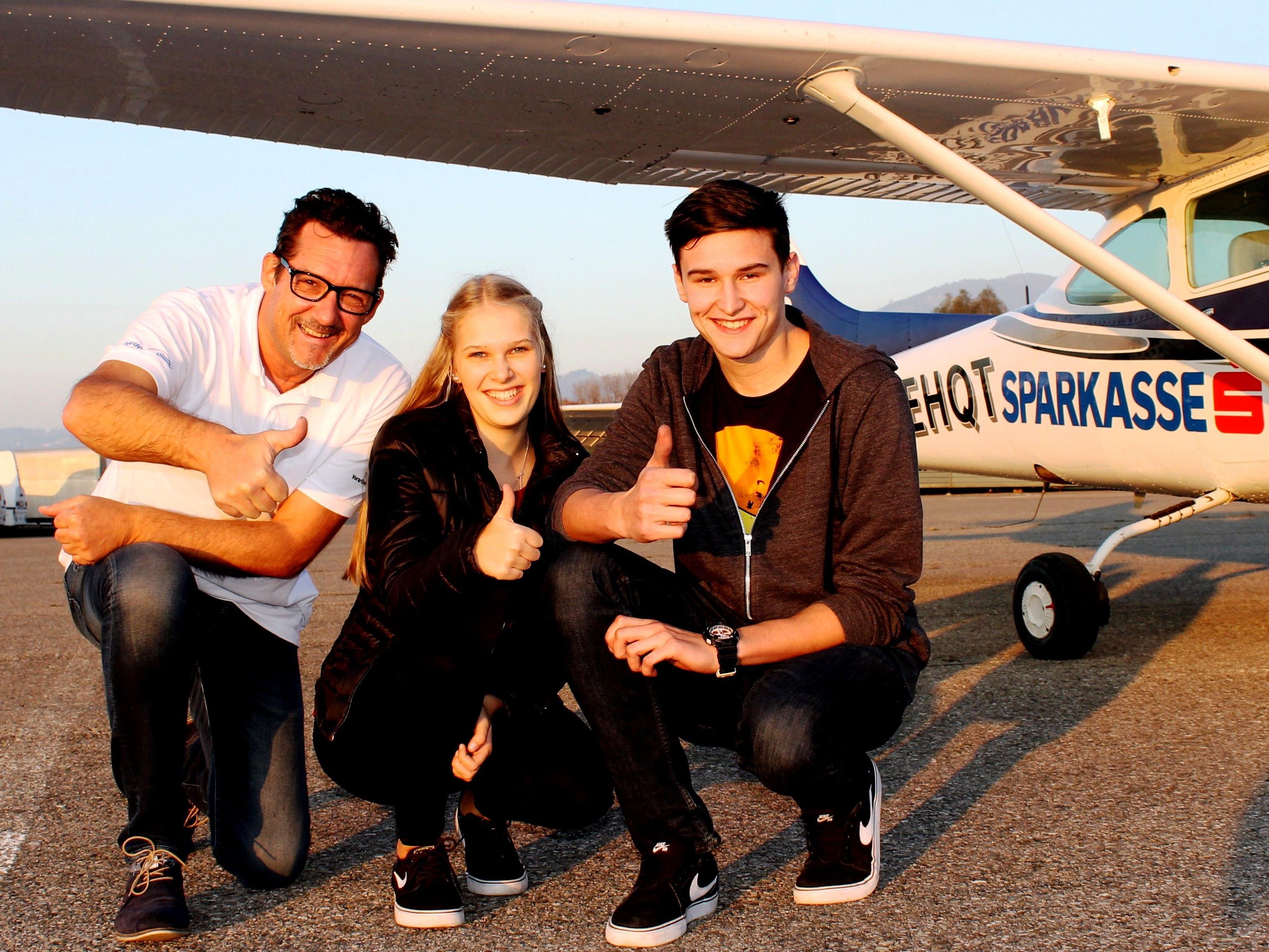 Jasmin Kühn und Fabian Elsensohn durften mit dem Rundflugteam Flugplatz Hohenems zu einem erlebnisreichen Rundflug abheben