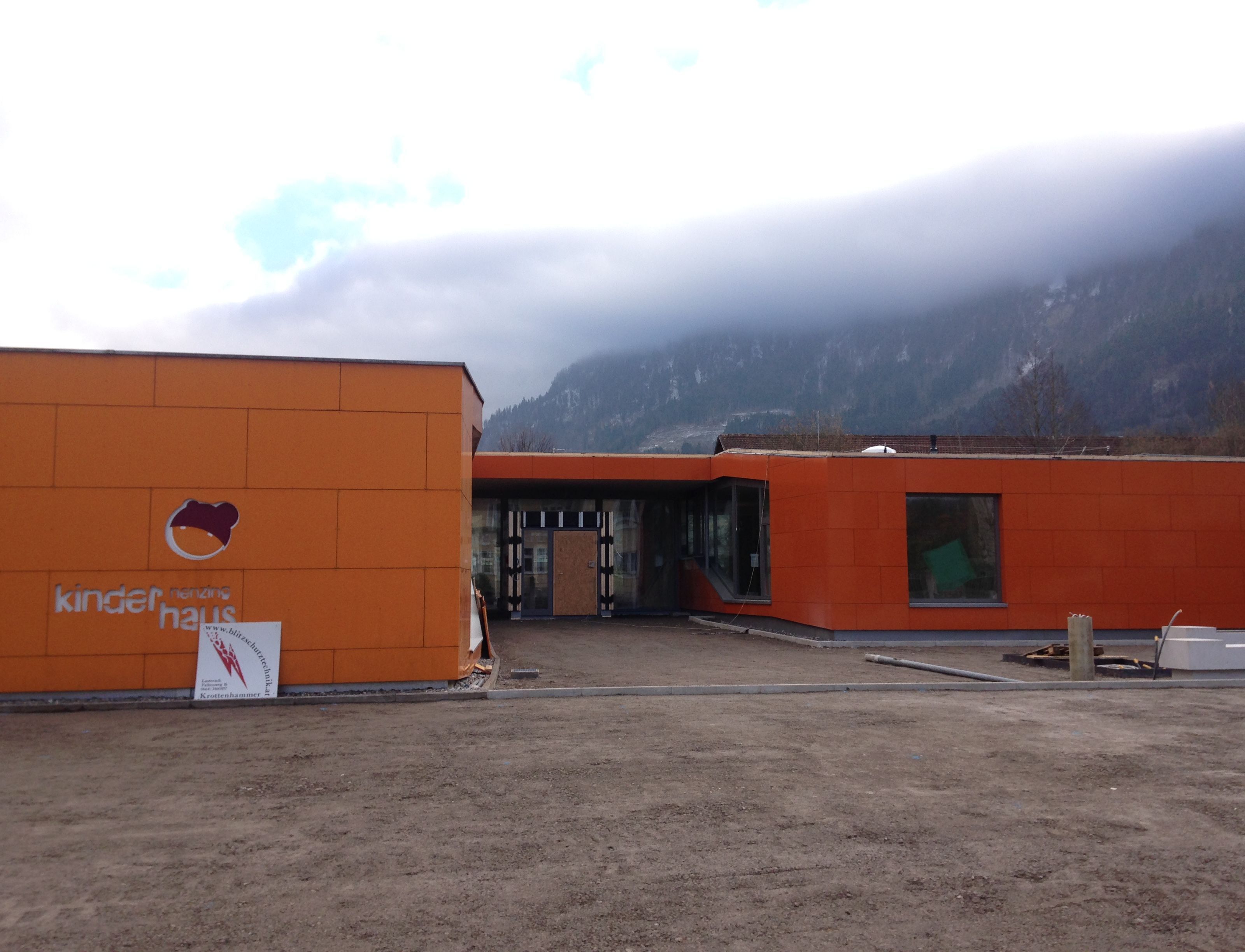 Die Bauarbeiten am Nenzinger Kinderhaus sind in Bälde abgeschlossen. Die Bauarbeiten am Nenzinger Kinderhaus sind in Bälde abgeschlossen.