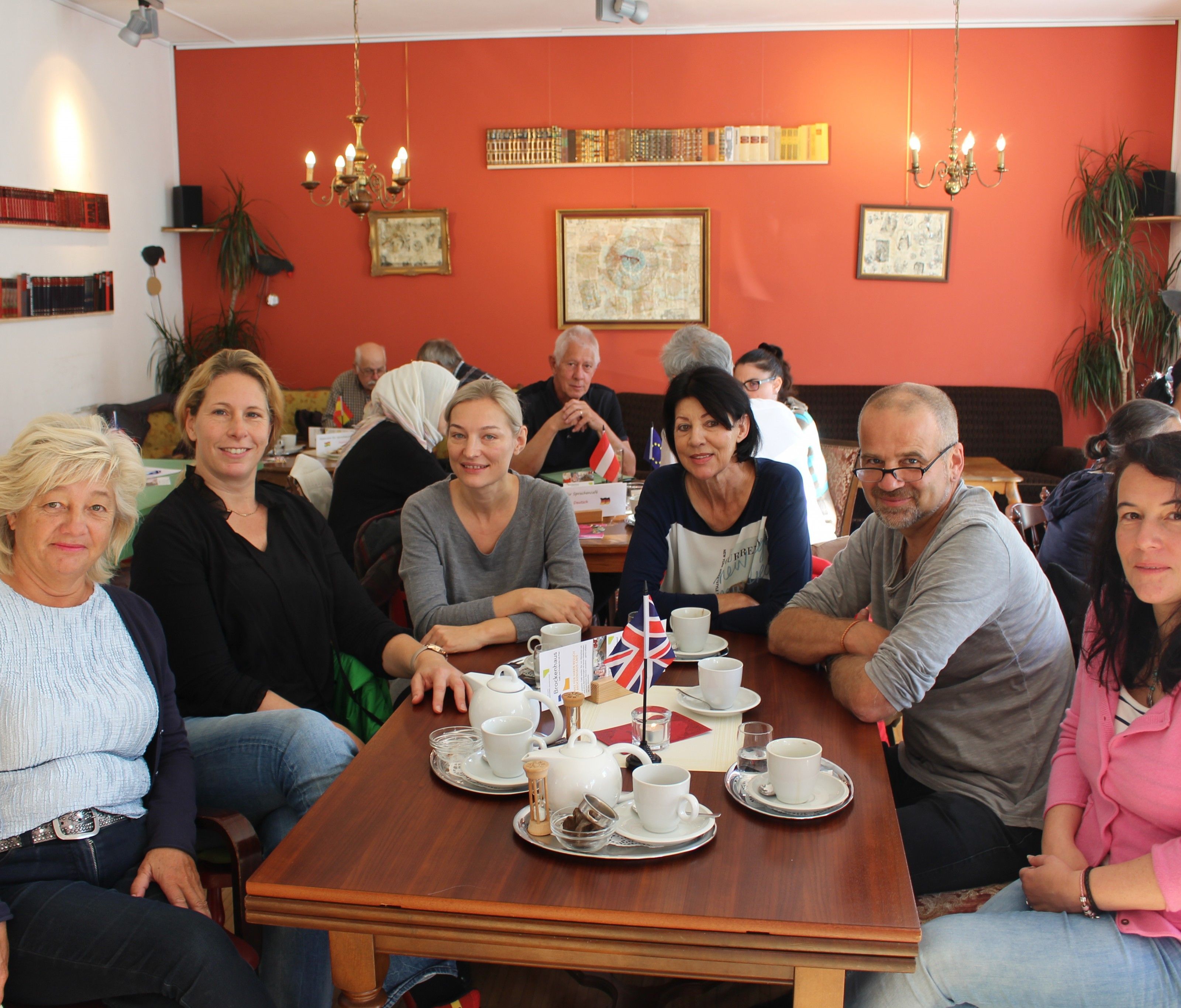 BU: Willkommene Begegnung und abwechslungsreiche Unterhaltung im „Sprachencafe“ im Brockenhaus Leiblachtal. Der nächste Termin ist am 4. November um 9.30 Uhr. BU: Willkommene Begegnung und abwechslungsreiche Unterhaltung im „Sprachencafe“ im Brockenhaus Leiblachtal. Der nächste Termin ist am 4. November um 9.30 Uhr.