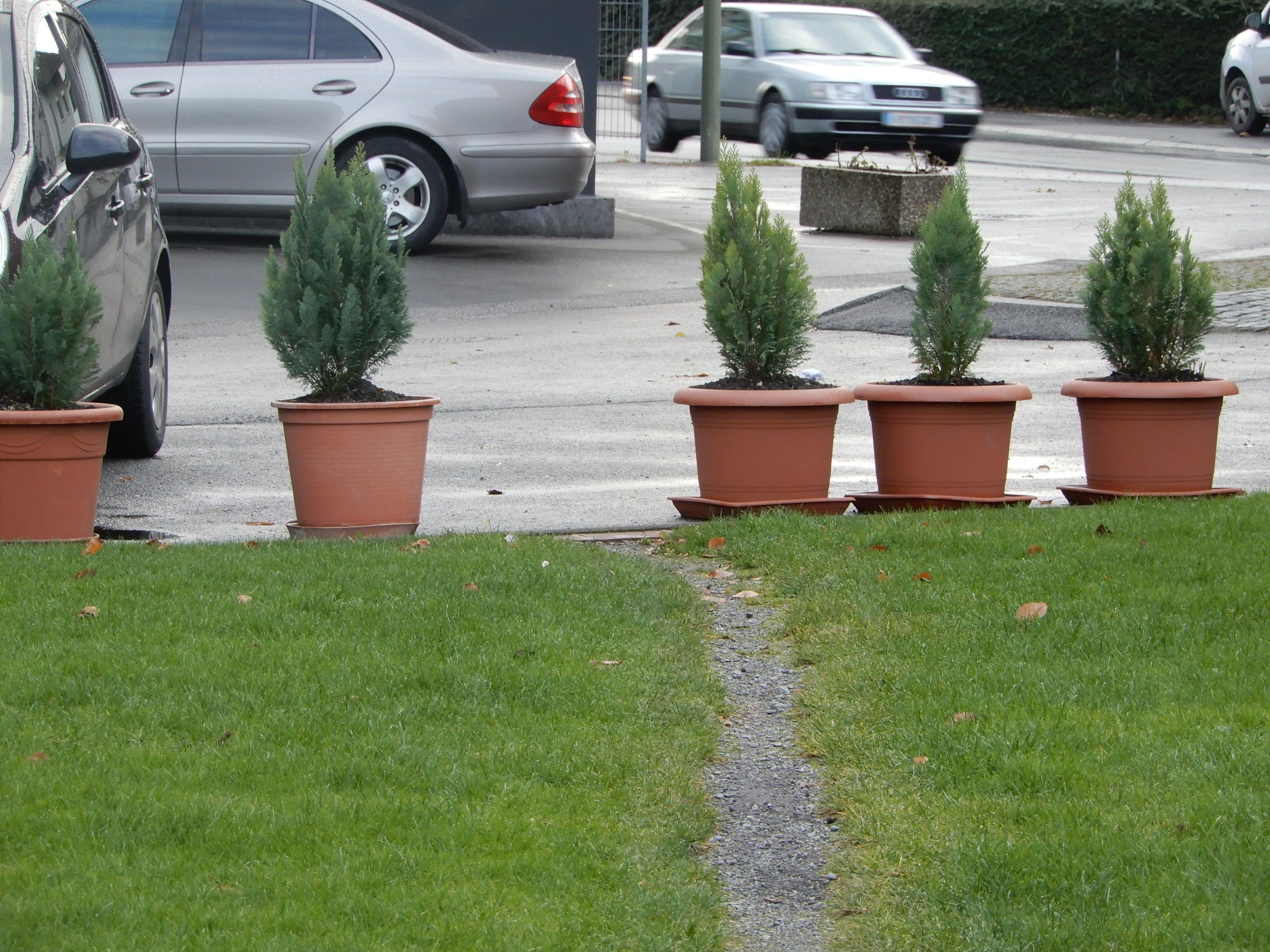 Die aufgestellten Blumentöpfe behindern den Gehweg, der die Reichsstraße mit der Sandstraße verbindet.