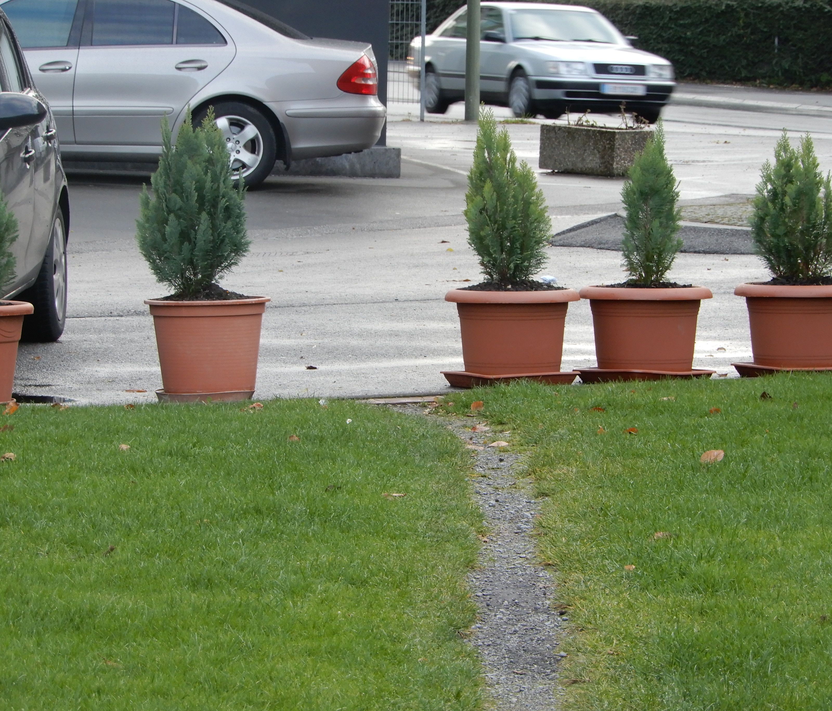 Die aufgestellten Blumentöpfe behindern den Gehweg, der die Reichsstraße mit der Sandstraße verbindet.