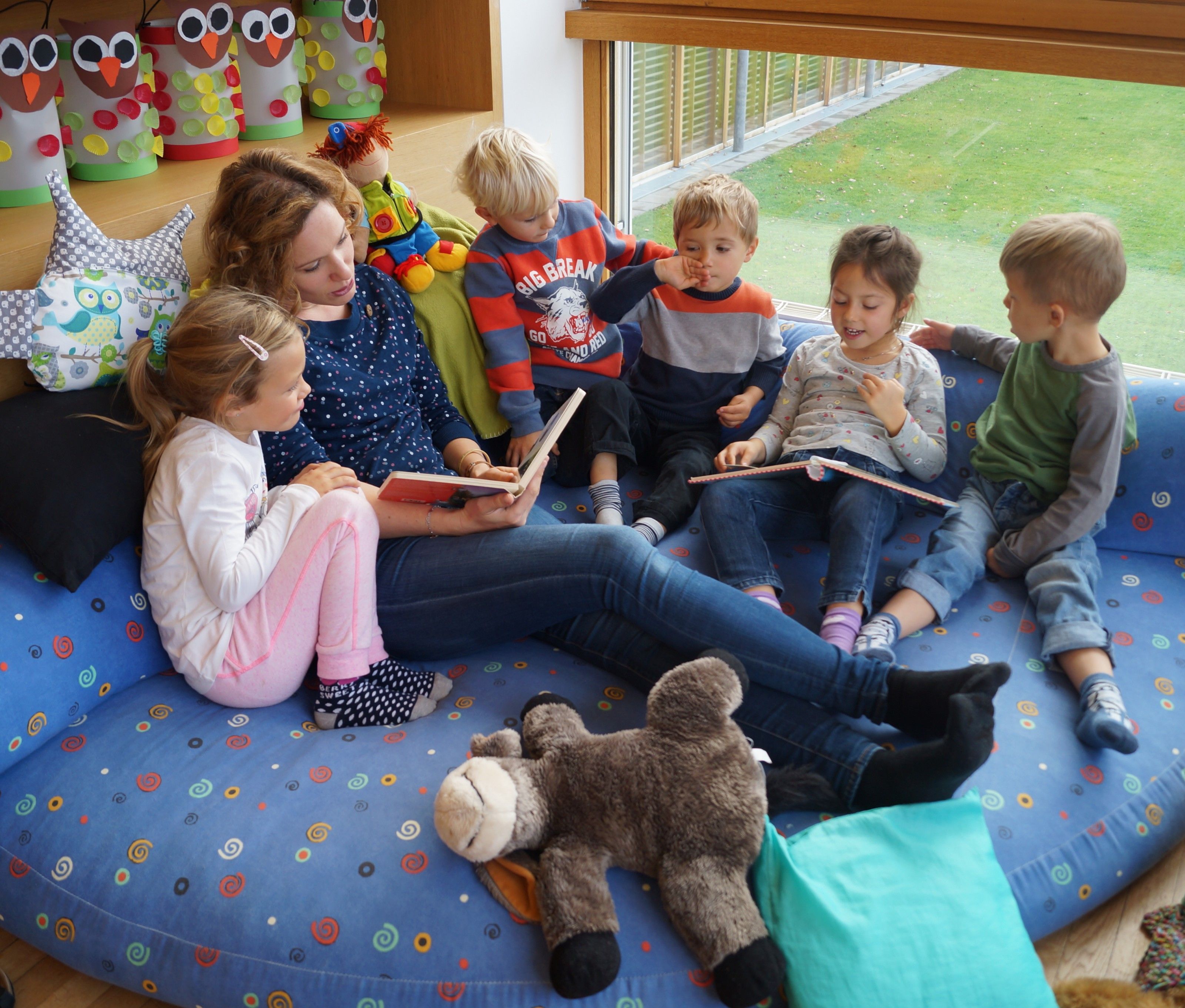 Die Kinder genießen das gemeinsame Lesen sehr. Die Kinder genießen das gemeinsame Lesen sehr.