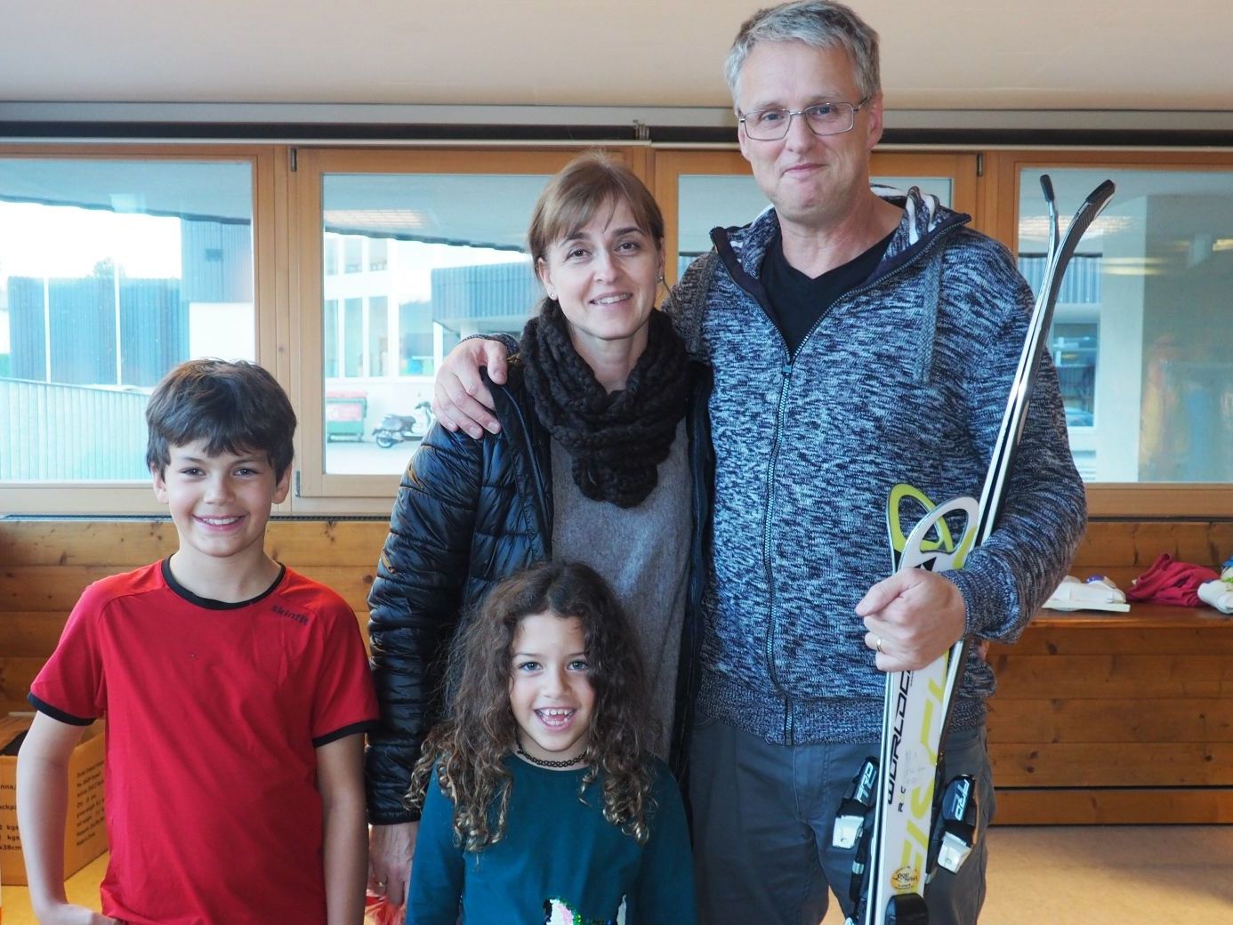 Groß und Klein deckte sich mit Skizubehör ein. Groß und Klein deckte sich mit Skizubehör ein.