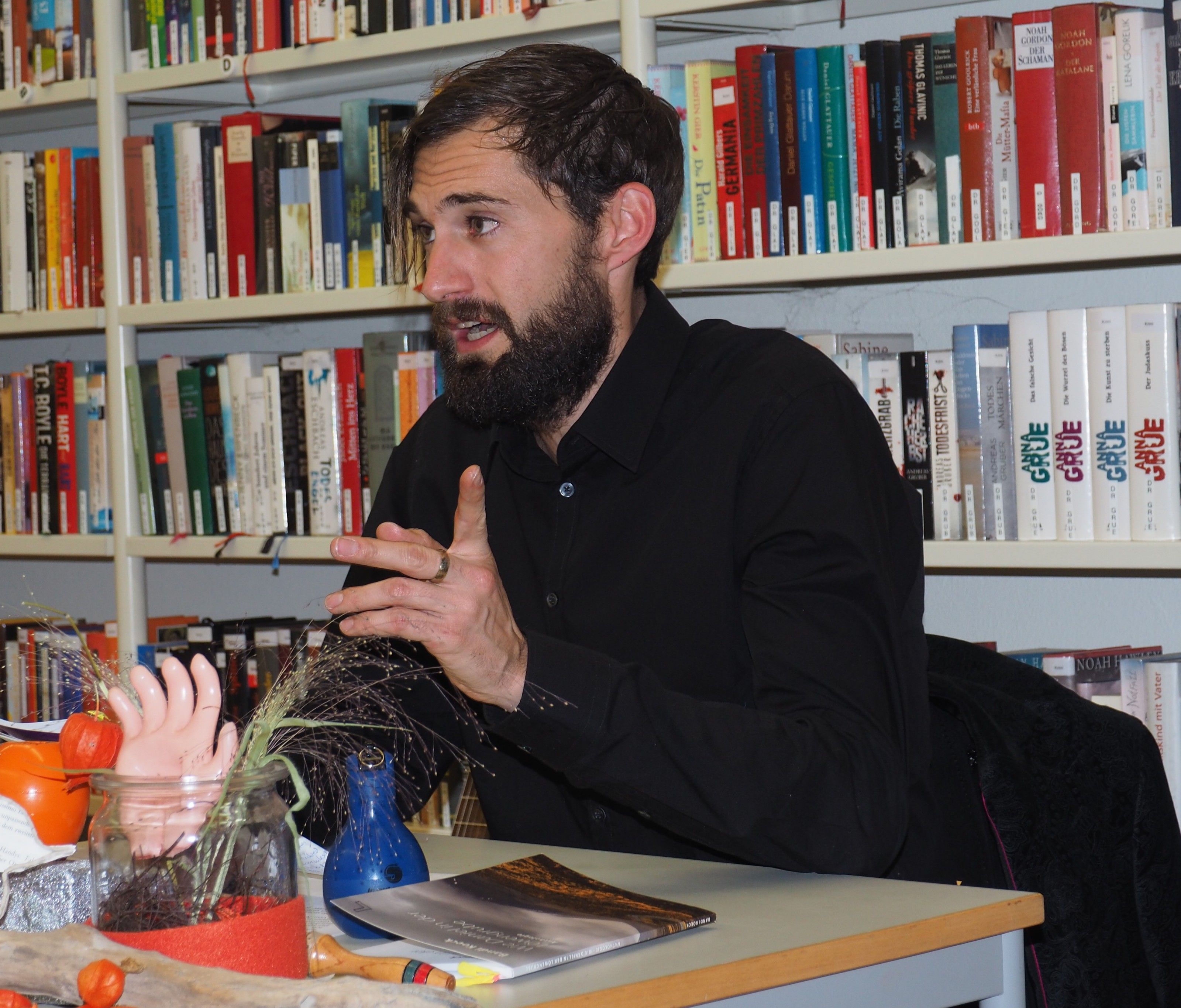 Alltäglicher Wahnsinn und Abenteuer auf Reisen: Bandi Koeck las in der Bibliothek Frastanz Alltäglicher Wahnsinn und Abenteuer auf Reisen: Bandi Koeck las in der Bibliothek Frastanz