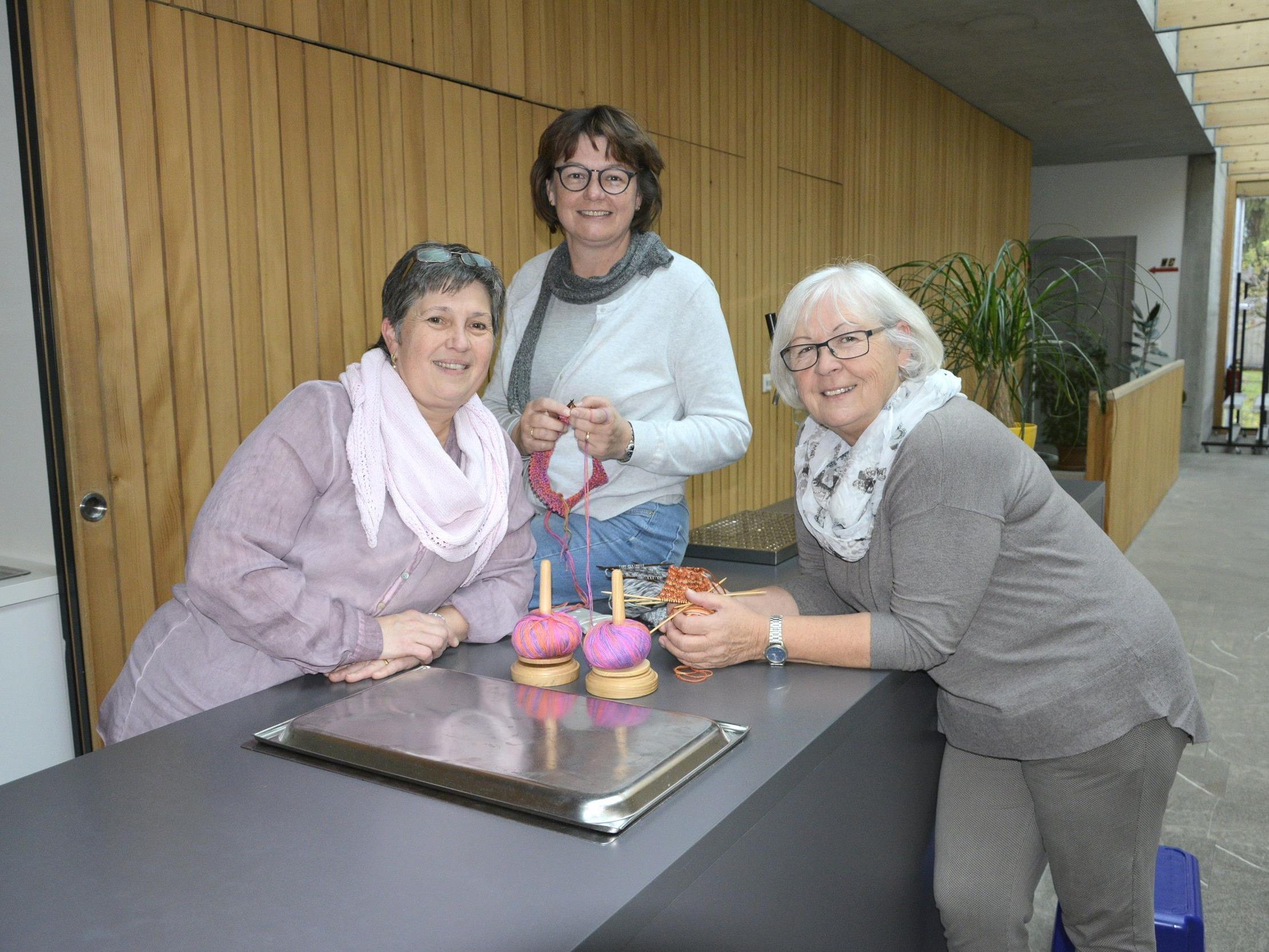 Die Idee zum Strickcafé hatte Ulrike Grabher (Mitte). Zusammen mit Christine Oss und Ilse Berkmann wurde die Idee verwirklicht.