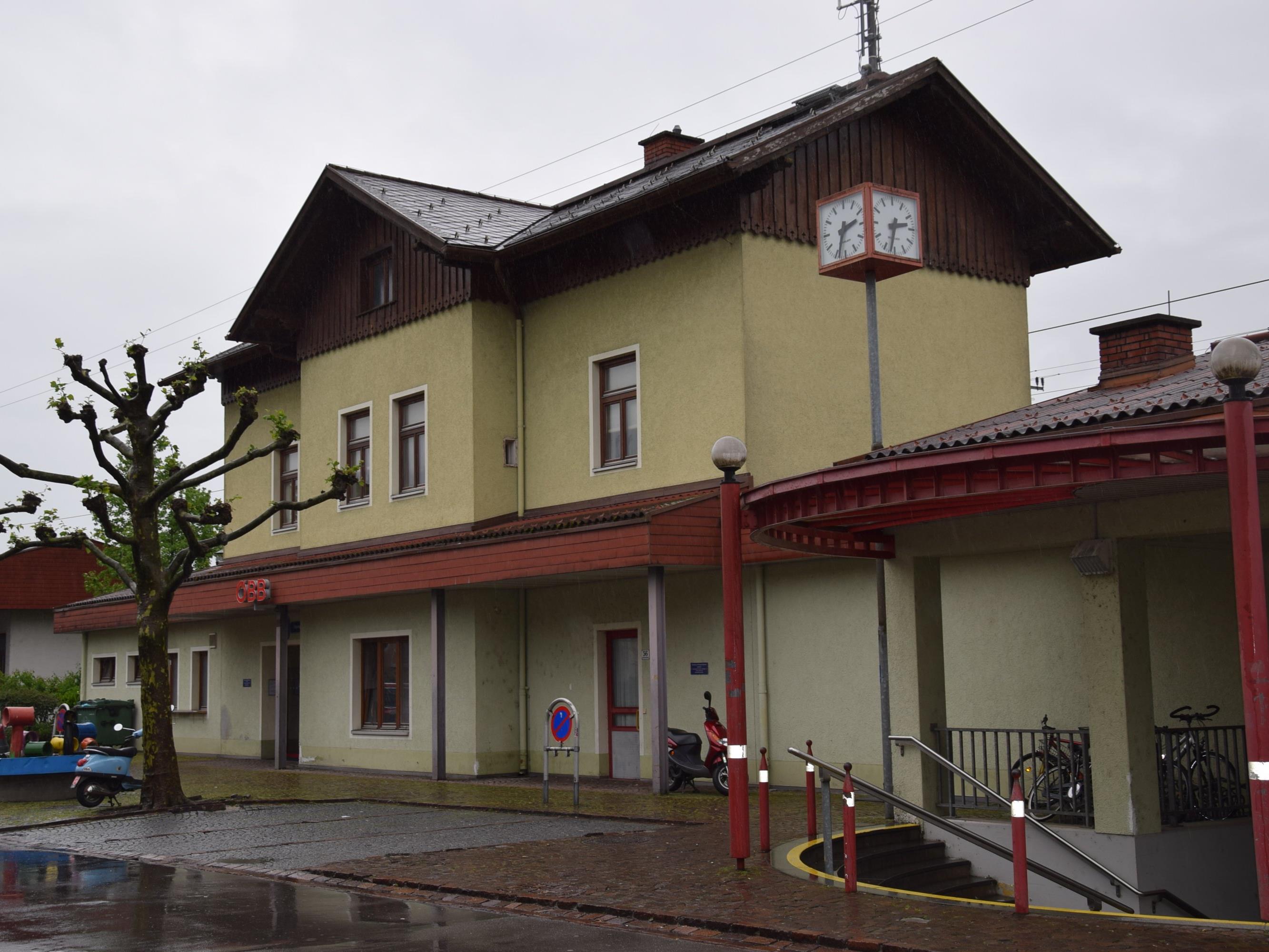 Schon Jahre im Gespräch, könnte es mit dem Umbau des Bahnhofes in der Kummenberggemeinde noch einige Jahre dauern.