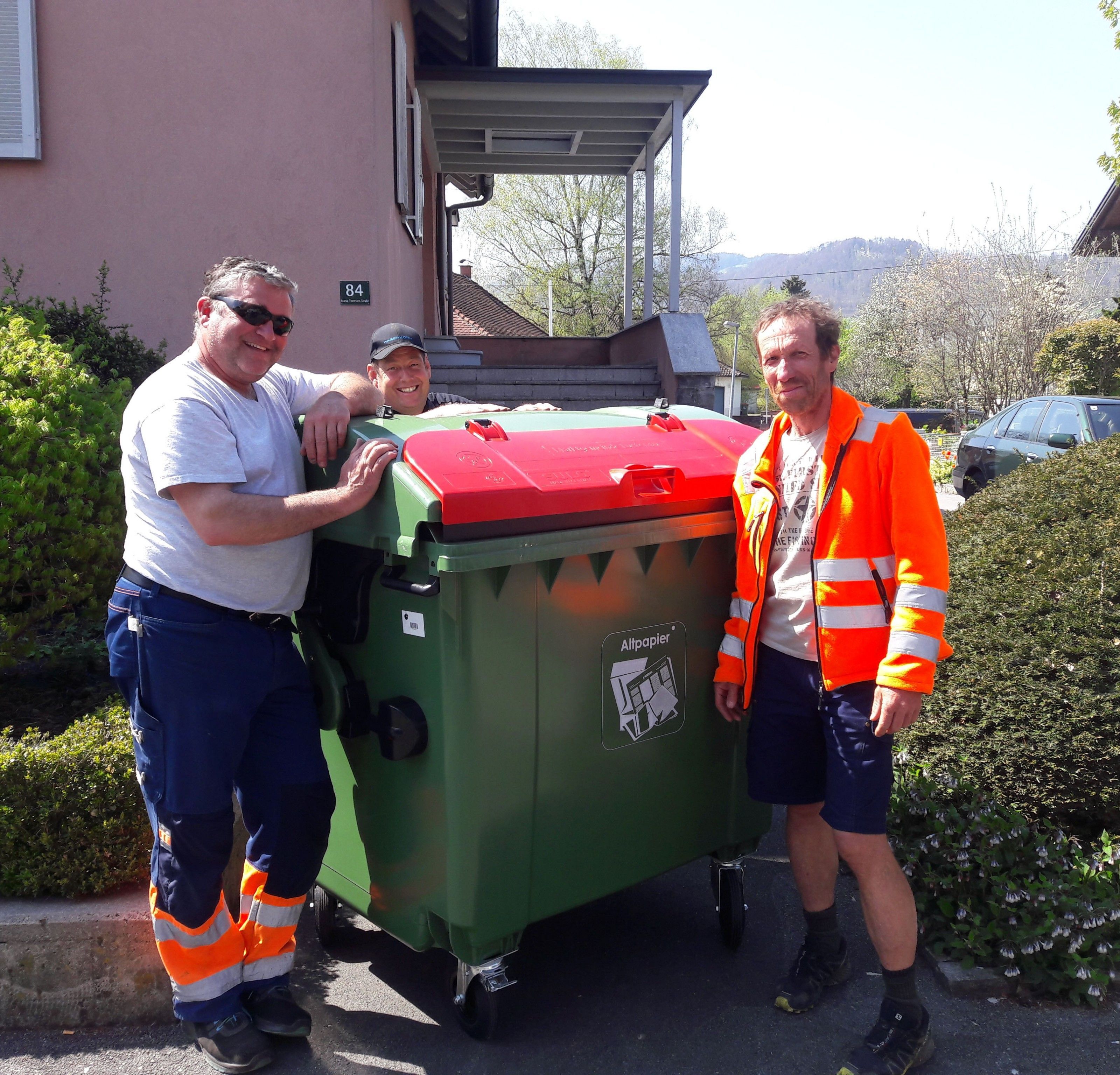 Geschafft: Das Bauhof-Team hat die letzte Papiertonne für die Sprengel 1 – 4 im Norden zugestellt.