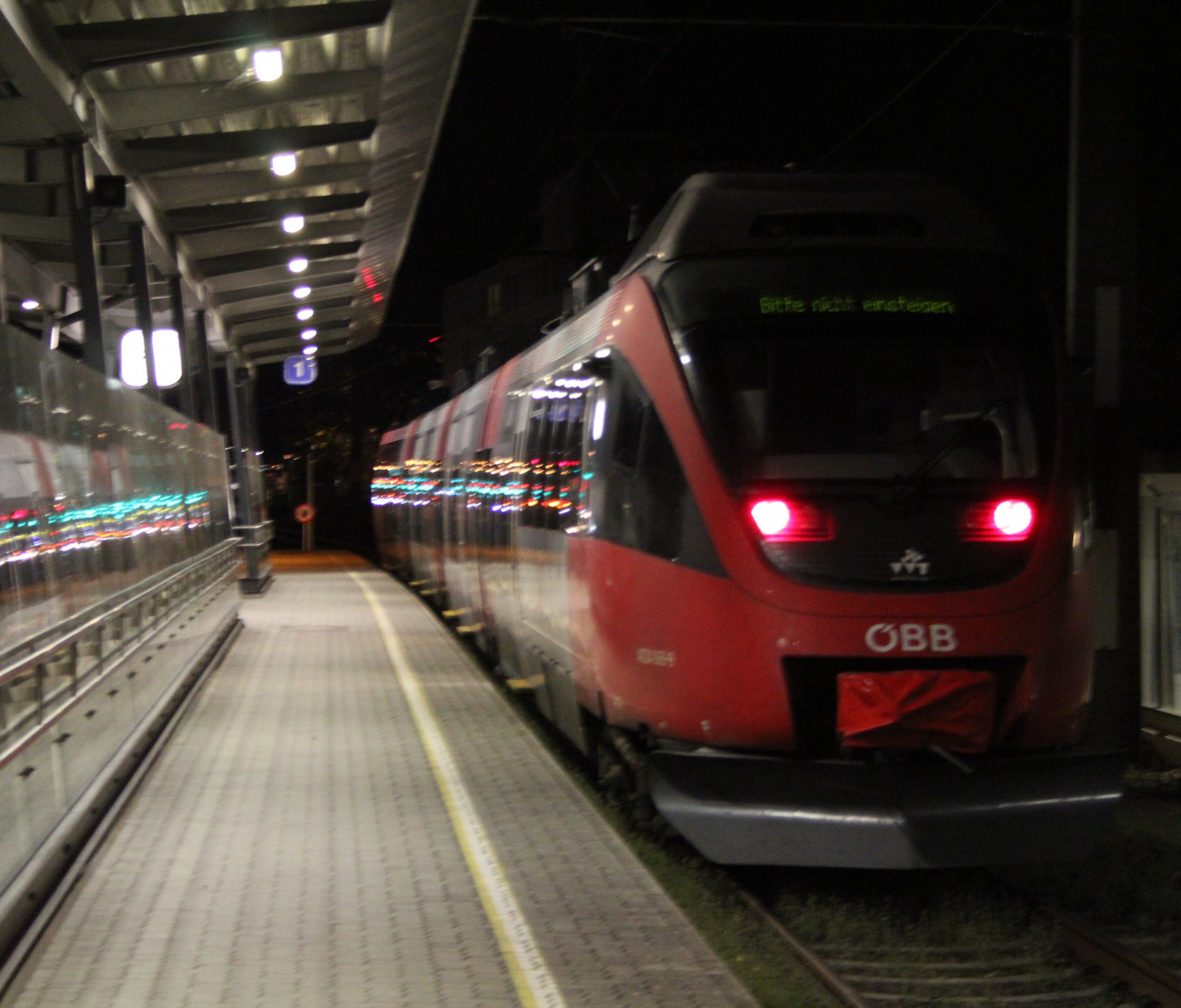 Baustellen behindern den Bahnverkehr im Sommer. Baustellen behindern den Bahnverkehr im Sommer.