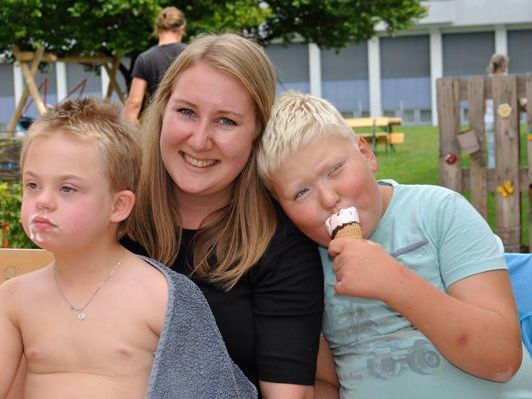 Betreuerin Florentina Fritsche, David und Pius haben viel Spaß in der Ferienbetreuung der Werkstätte Bludenz. Betreuerin Florentina Fritsche, David und Pius haben viel Spaß in der Ferienbetreuung der Werkstätte Bludenz.