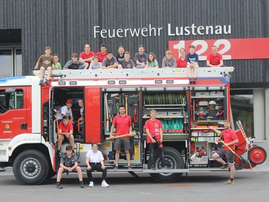 : Für die Feuerwehrjugend ist das neue Fahrzeug ein wichtiges Lernobjekt, anhand dessen via „learning by doing“ das Wissen vermittelt wird. : Für die Feuerwehrjugend ist das neue Fahrzeug ein wichtiges Lernobjekt, anhand dessen via „learning by doing“ das Wissen vermittelt wird.