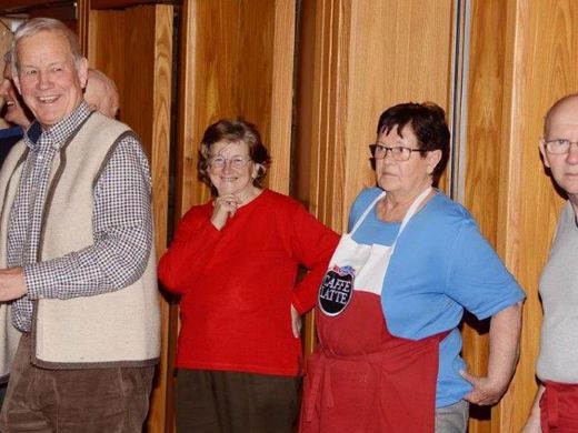 "Unser bewährtes Team samt Obmann verwöhnt euch gerne!" "Unser bewährtes Team samt Obmann verwöhnt euch gerne!"