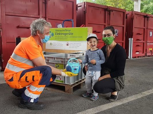 Der „Re-Use“-Sammeltag dient der Vermeidung von Abfällen und Wiederverwertung von intakten Haushaltsgegenständen. Der „Re-Use“-Sammeltag dient der Vermeidung von Abfällen und Wiederverwertung von intakten Haushaltsgegenständen.