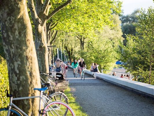 Tipps für Radbegeisterte bietet der überarbeitete Info-Folder „Rund um den Bodensee” vom aha.