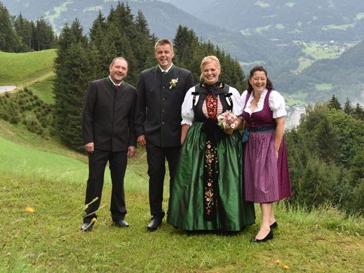 Das frisch vermählte Paar Jennifer und Daniel mit den Trauzeugen. Das frisch vermählte Paar Jennifer und Daniel mit den Trauzeugen.